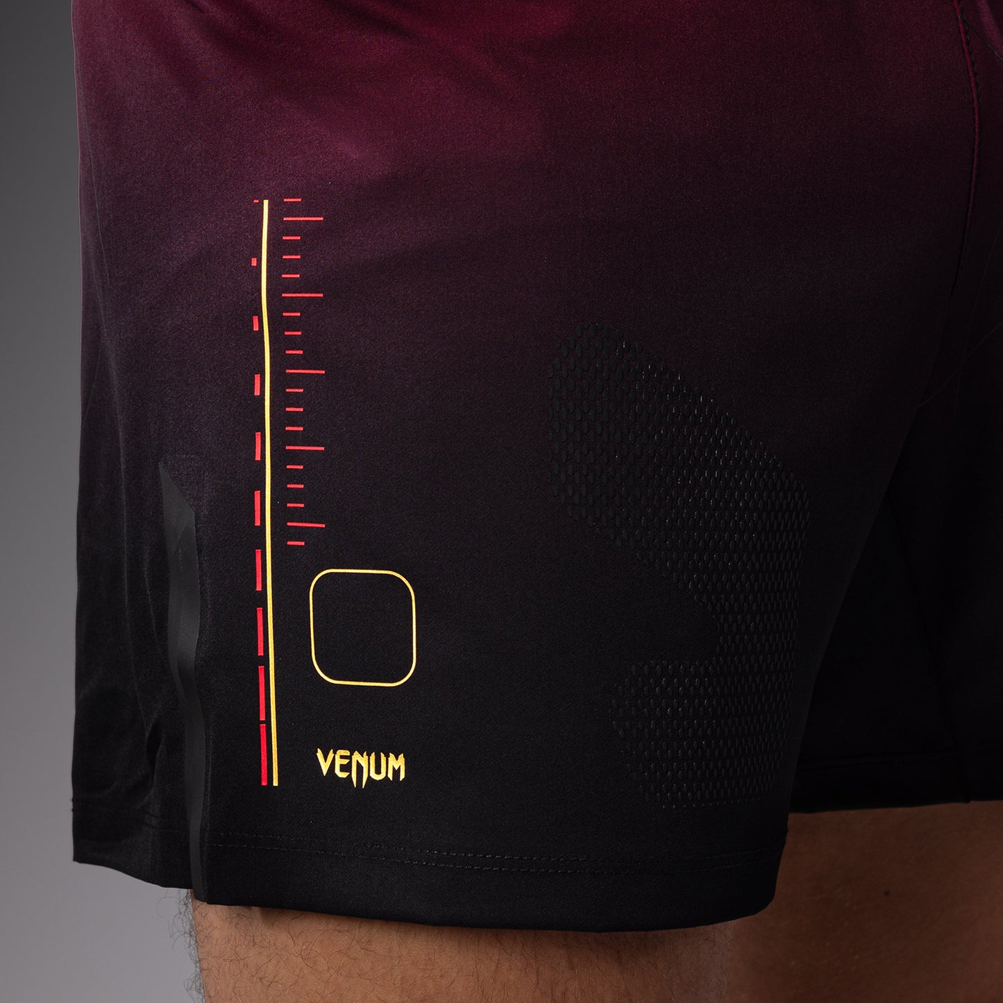 Venum Tactical XT 格斗短裤 – 黑色/酒红色/金色