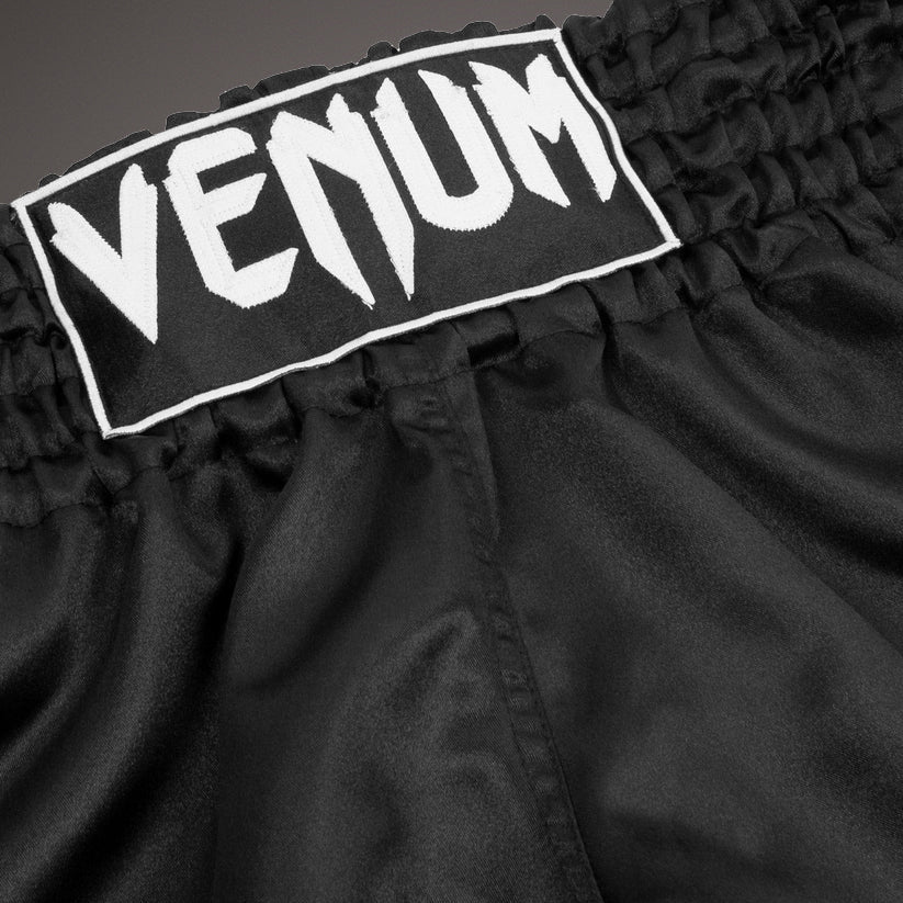 Venum Classic 泰拳短裤 – 黑色/白色