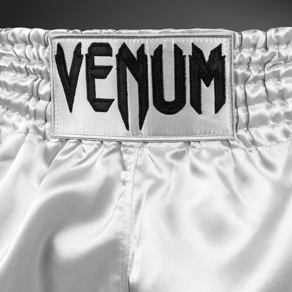 Venum Classic 泰拳短裤 – 银色/黑色