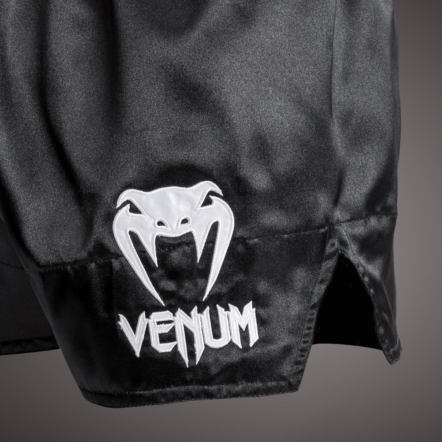 Venum Classic 泰拳短裤 – 黑色/白色/白色
