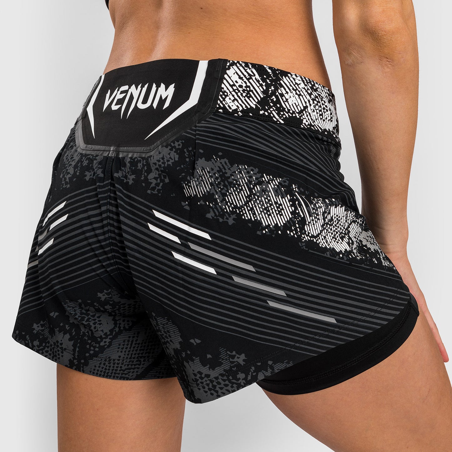 UFC Adrenaline by Venum Authentic Fight Night 女士格斗短裤 – 黑色