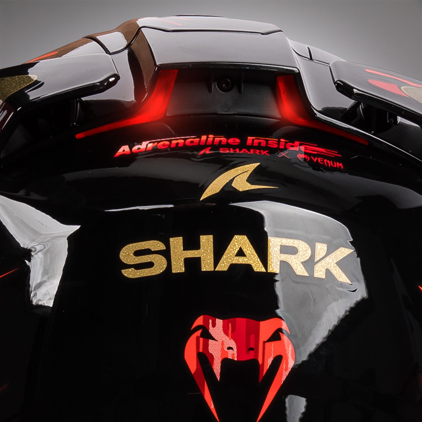 Venum x Shark SKWAL i3 JET 摩托车头盔 – 红色/金色