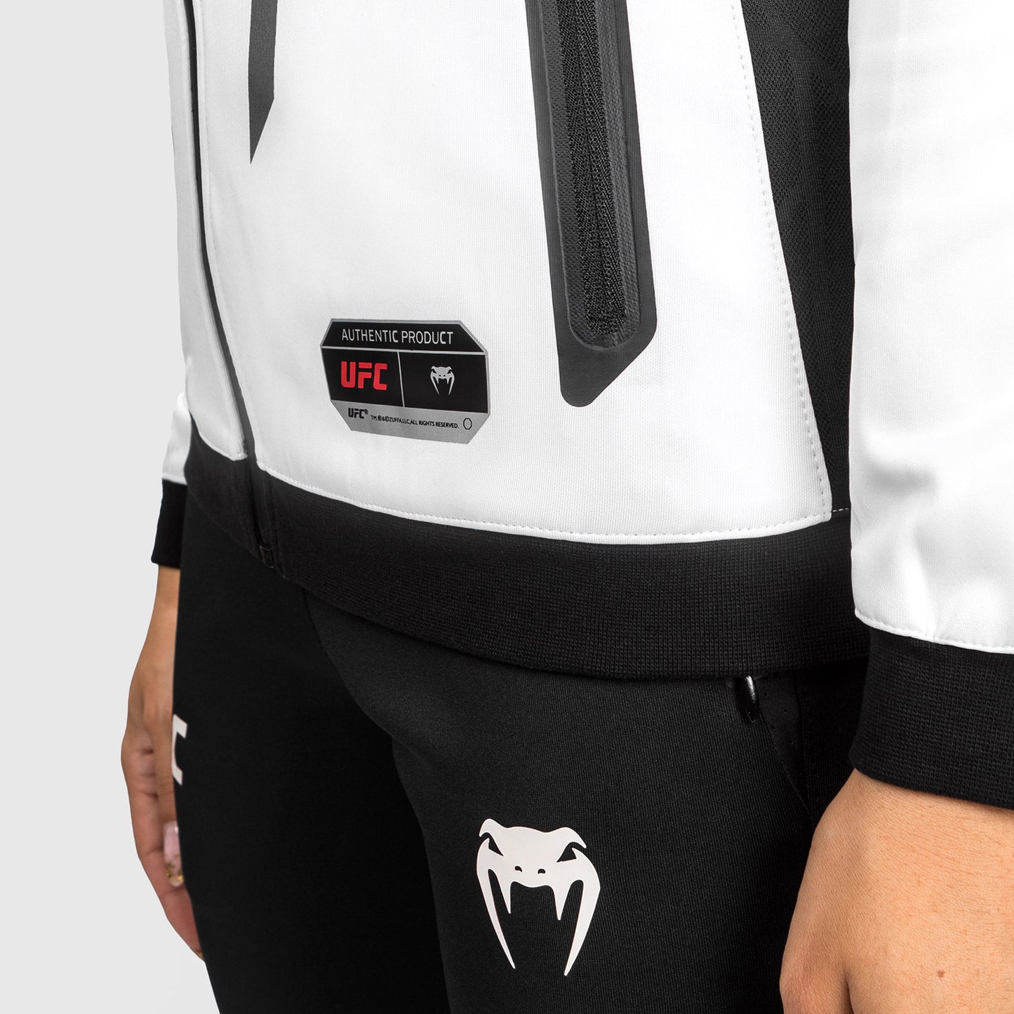 UFC Venum Authentic Fight Night 2.0 Kit by Venum 女士款连帽衫 – 白色