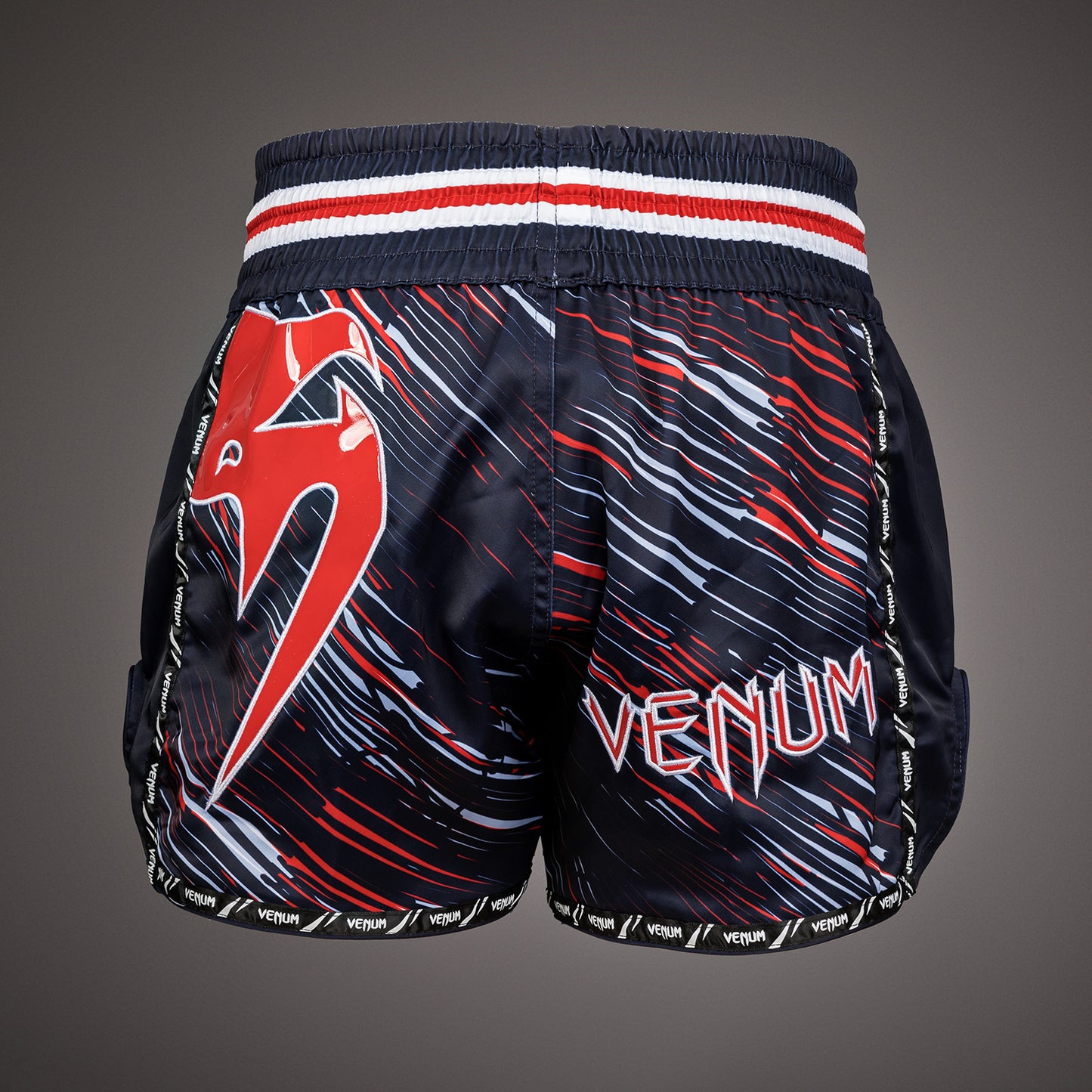 Venum Giant 泰拳短裤 – 红色