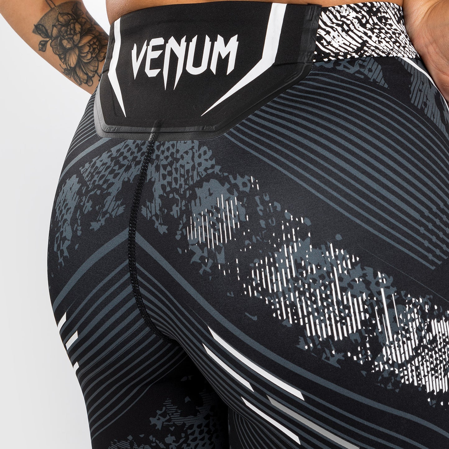 UFC Adrenaline by Venum 女士综合格斗短裤–长款–黑色