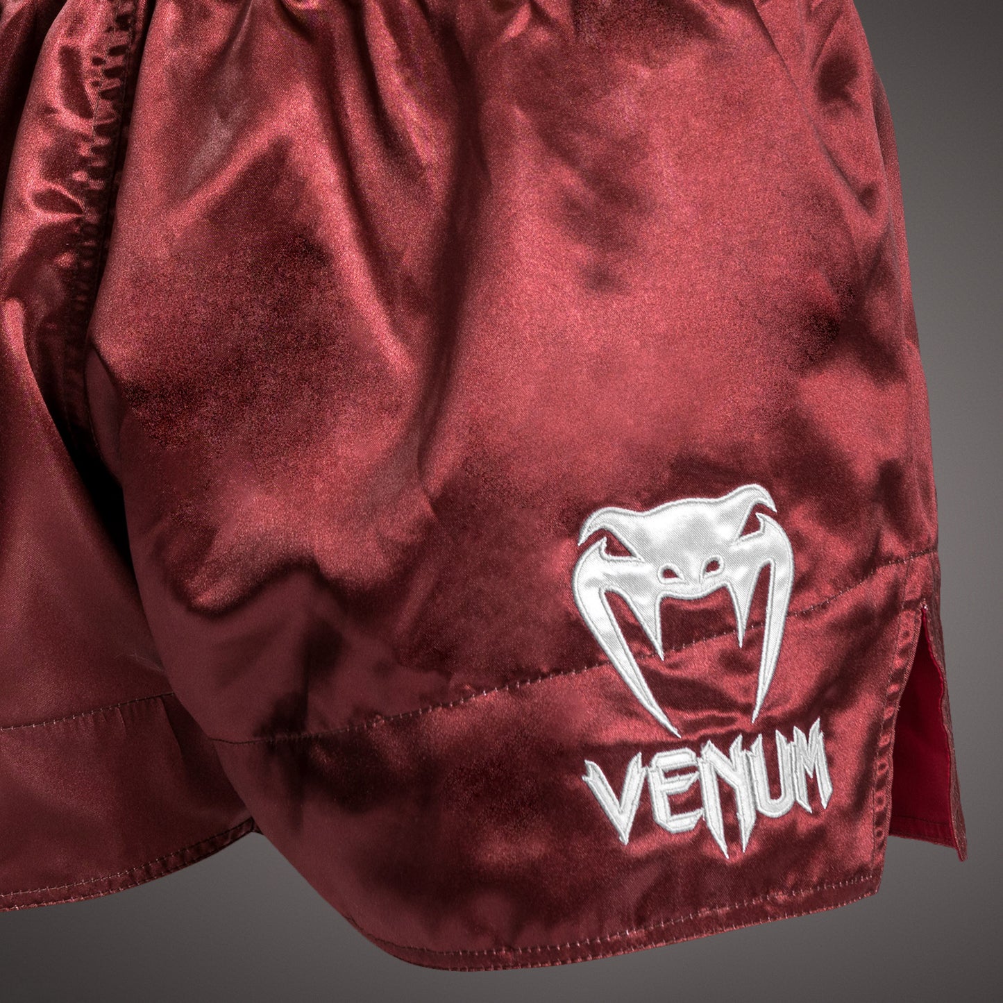 Venum Classic 泰拳短裤 – 酒红色/金色/白色