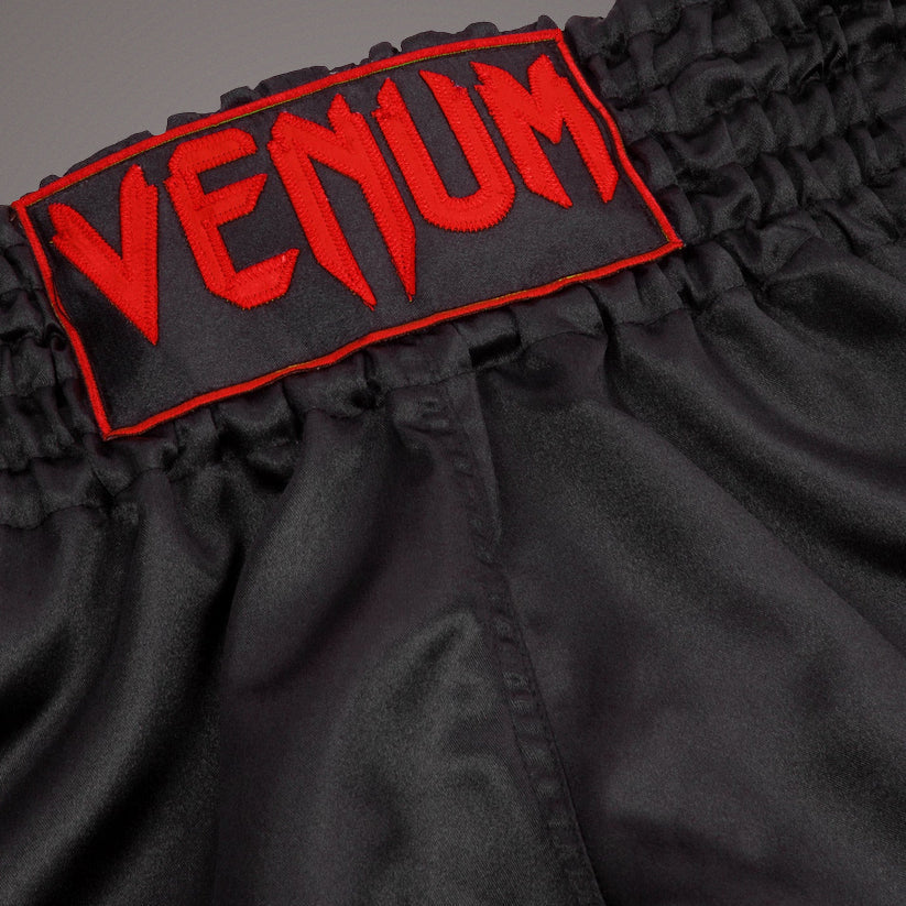 Venum Classic 泰拳短裤 – 黑色/红色