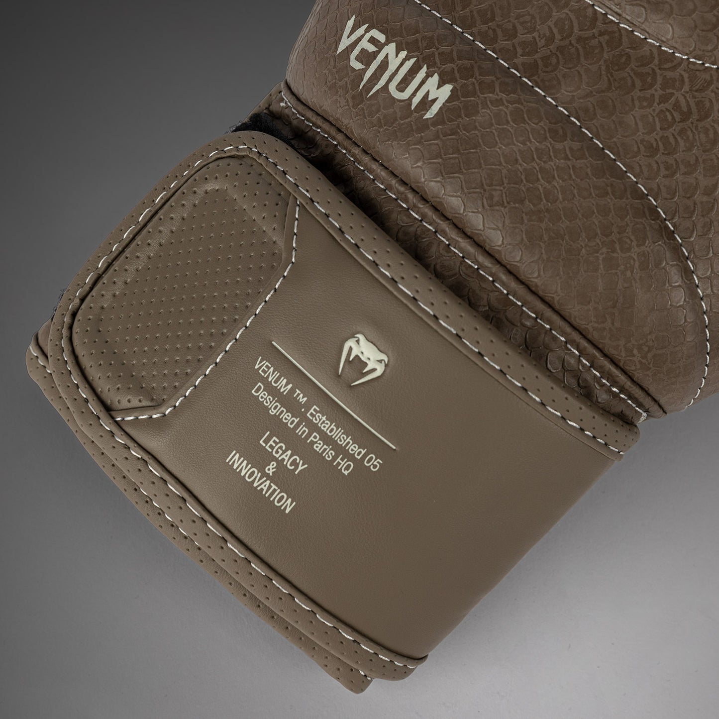 Venum Impact Evo Scales 拳击手套 – 棕色