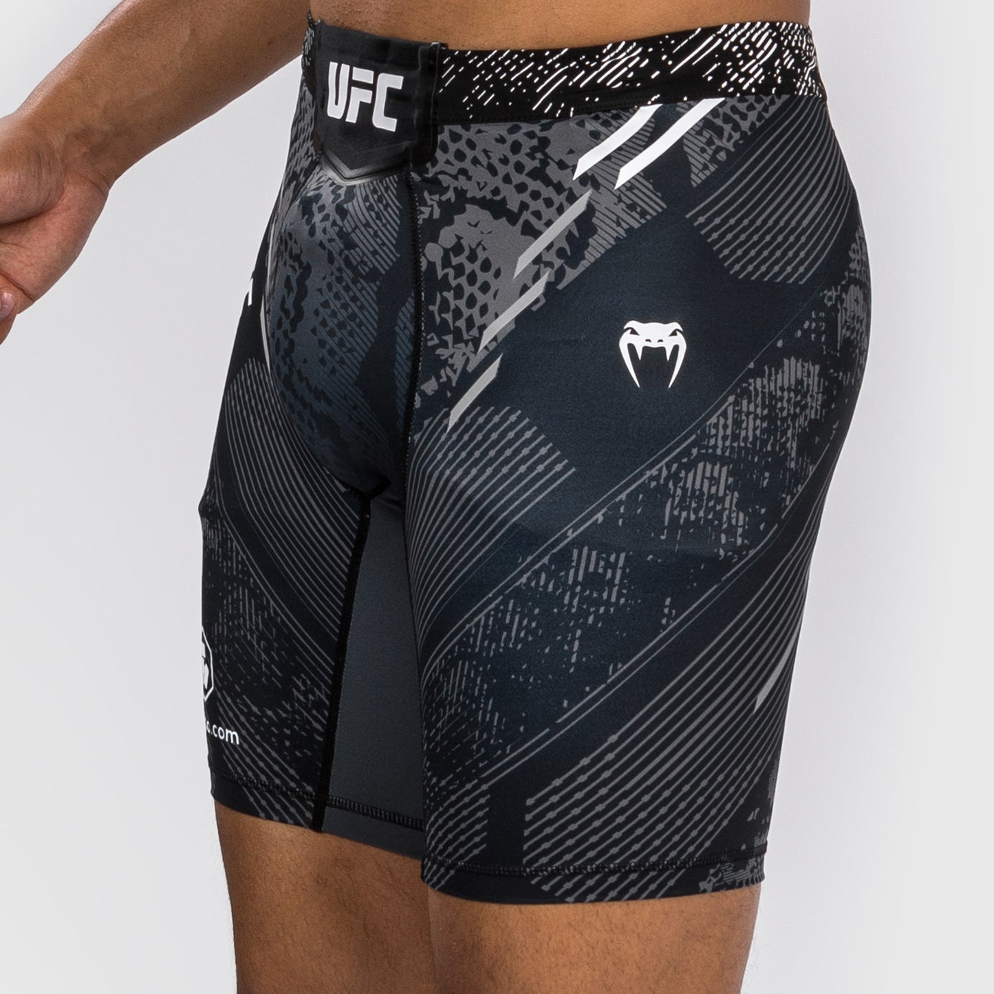 UFC Adrenaline by Venum Authentic Fight Night 男士综合格斗短裤 – 黑色