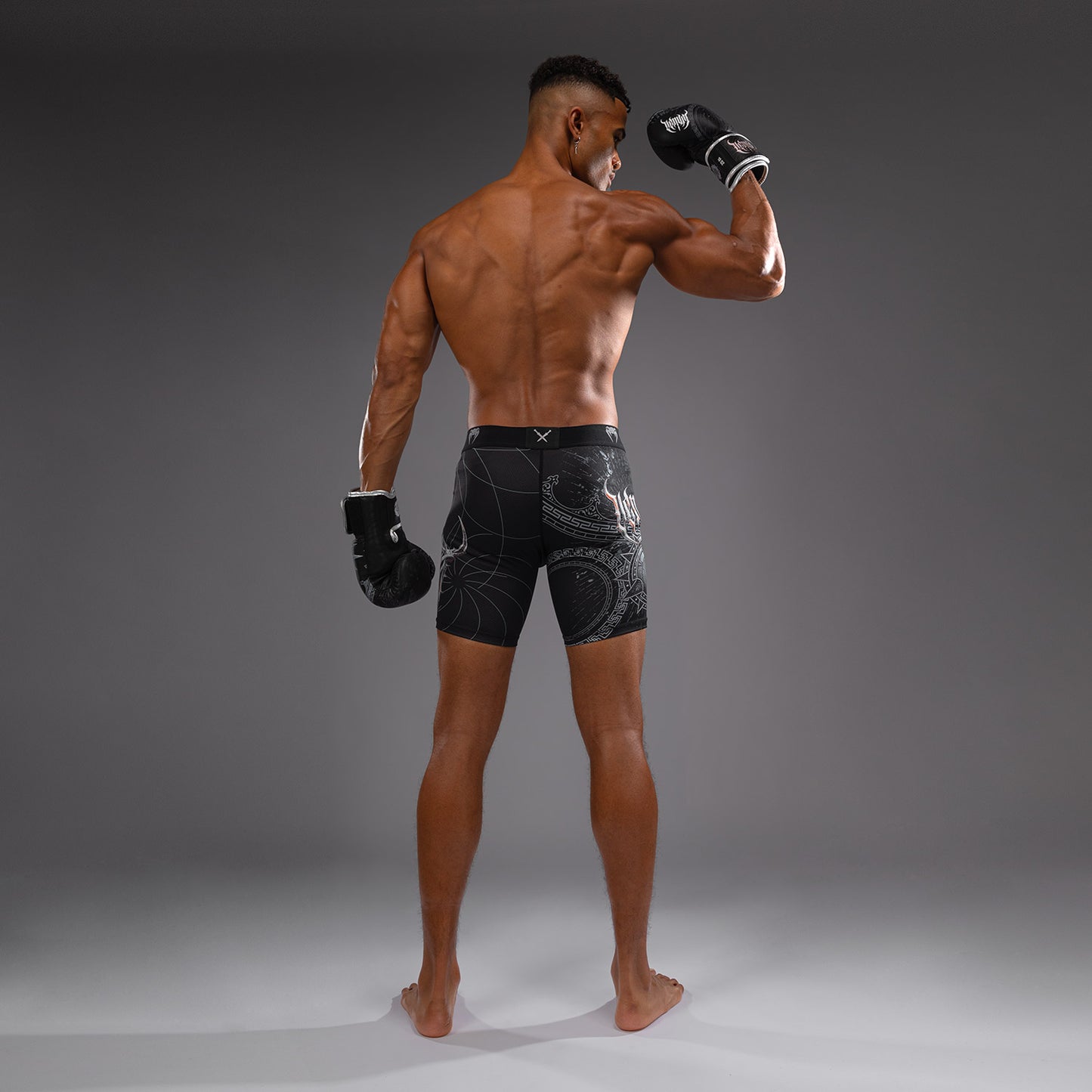 Venum Gladiator 5.0 男士综合格斗短裤 – 黑色/银色