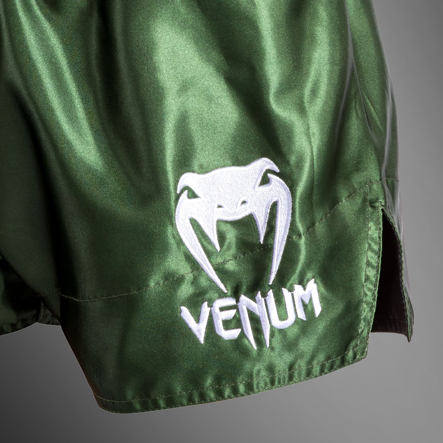 Venum Classic 泰拳短裤 – 卡其色/白色