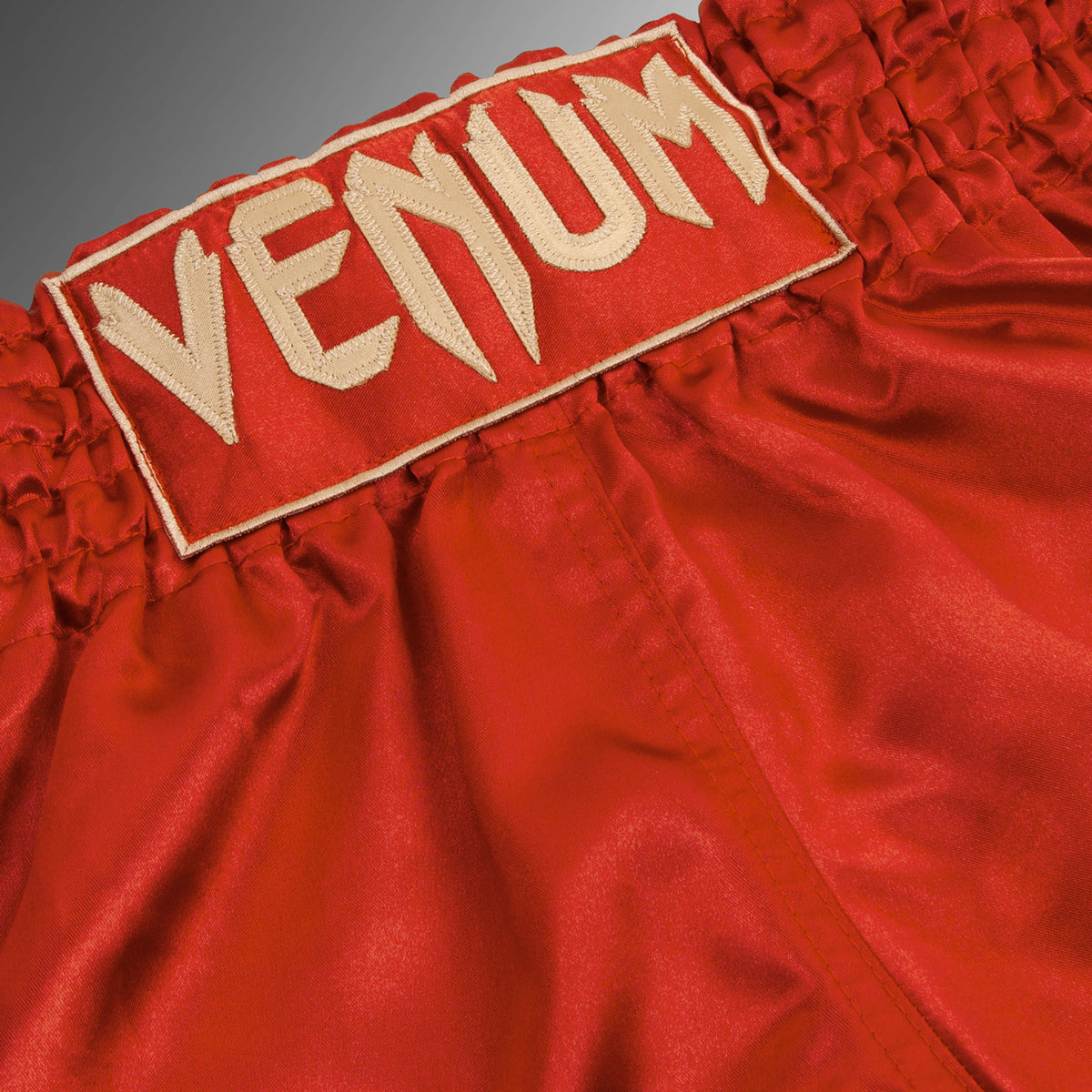 Venum Classic 泰拳短裤 – 酒红色/金色