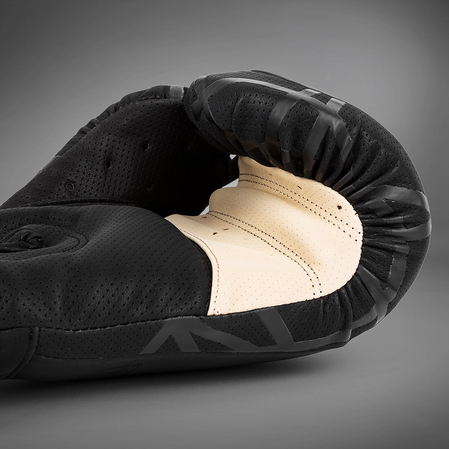 Venum Tecmo 2.0 拳击手套–黑色