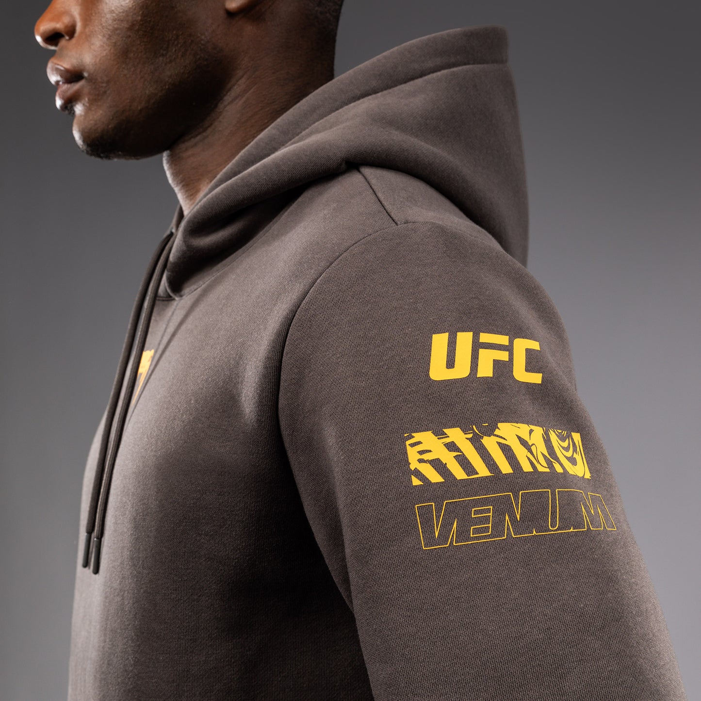 UFC Fusion by Venum Fight Week 男士款连帽衫 – 纯色土褐色