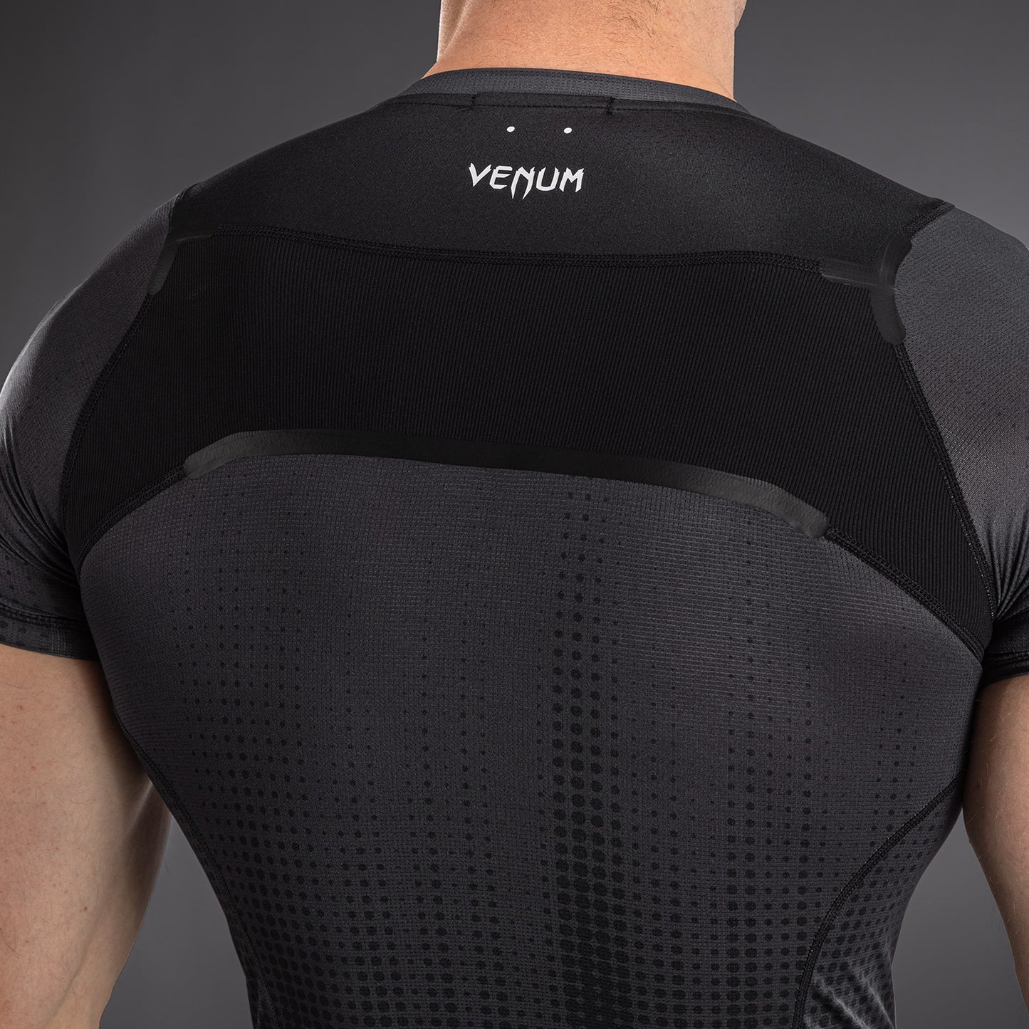 Venum Stealth 隐形短袖紧身防磨衣 – 黑色/白色