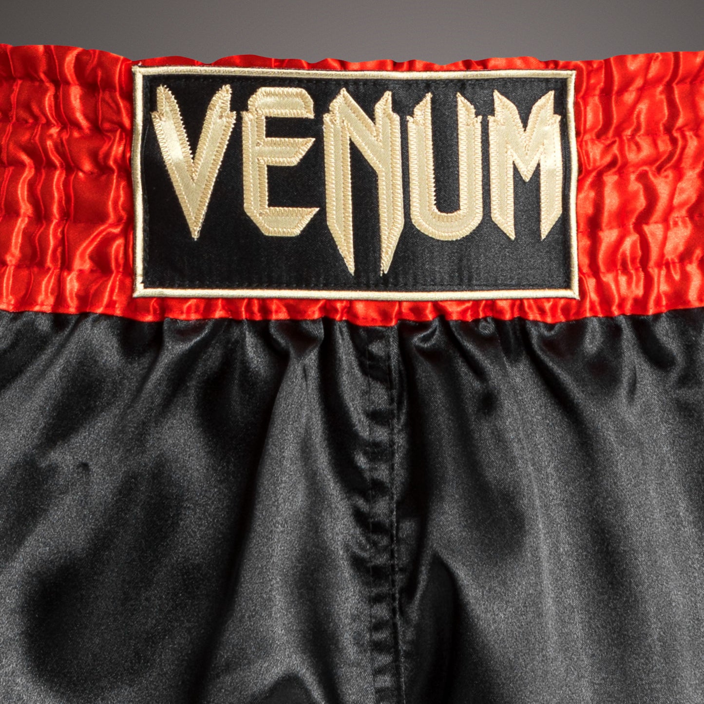Venum Classic 泰拳短裤 – 红色/黑色/金色
