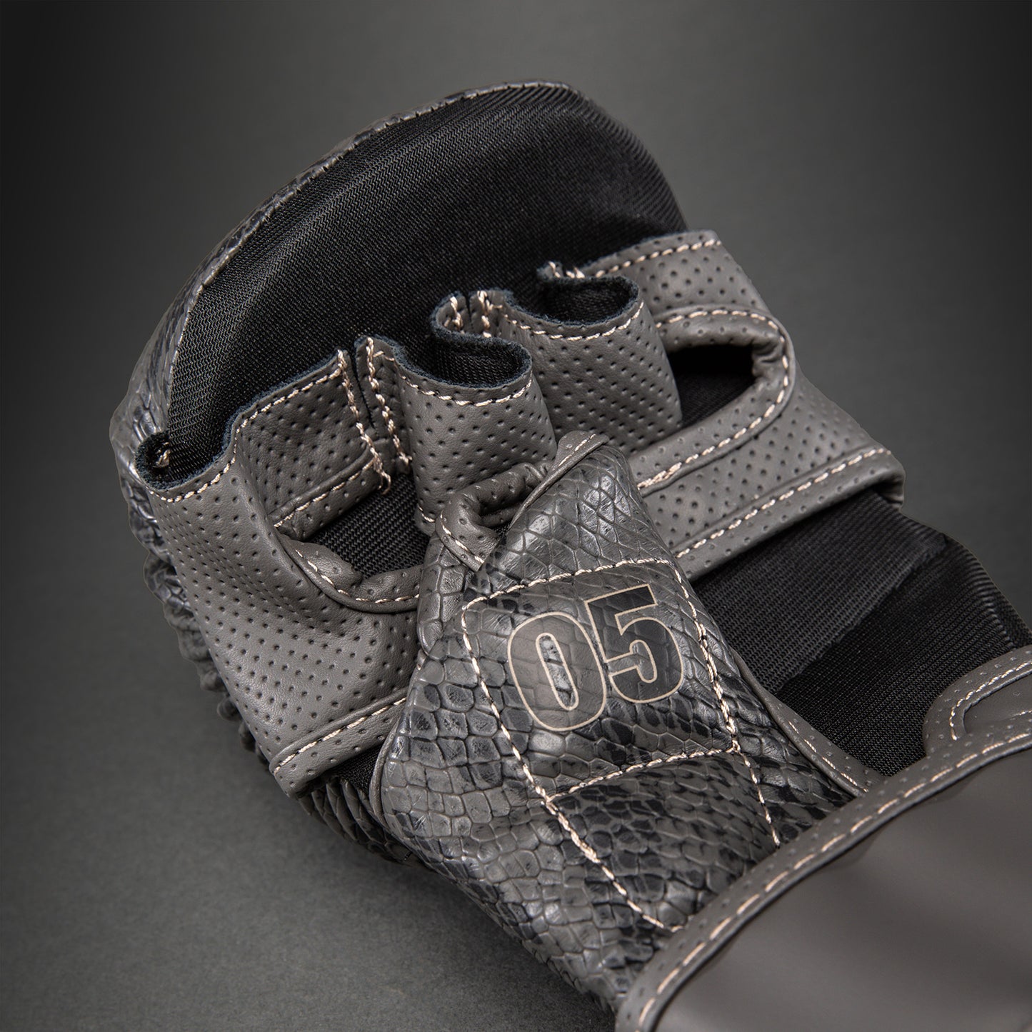 Venum Impact Evo Scales MMA实战手套 – 深灰色