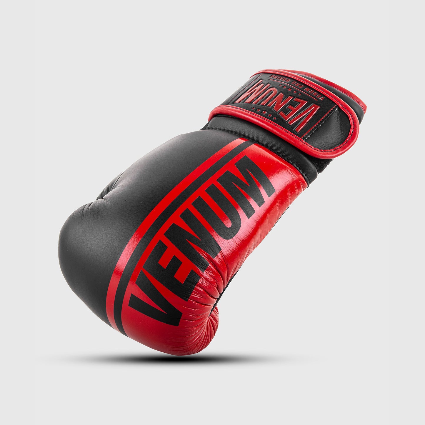 Venum Shield Pro 拳击手套魔术贴 – 黑色/红色