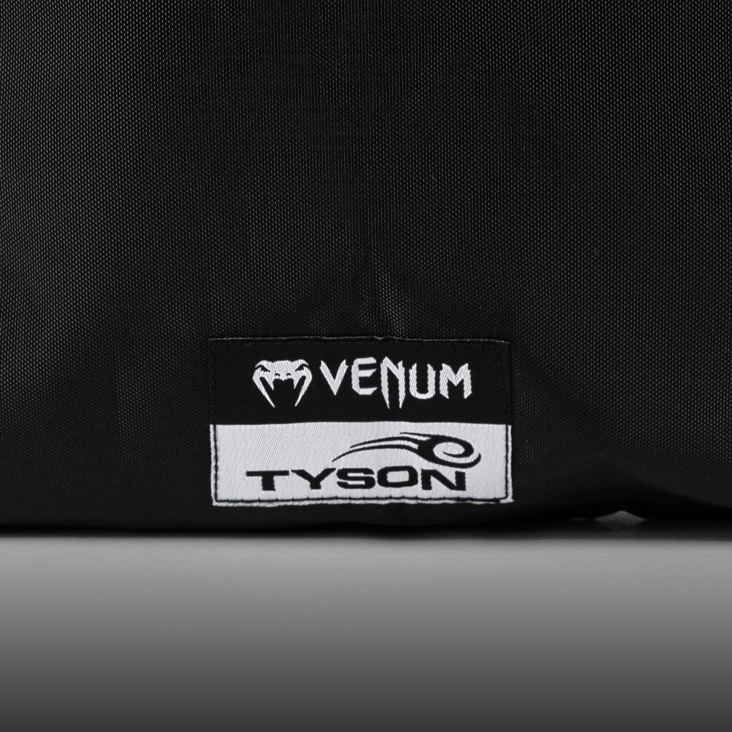 Venum Mike Tyson: 复刻拳击手套 – 深黑色/光学白色