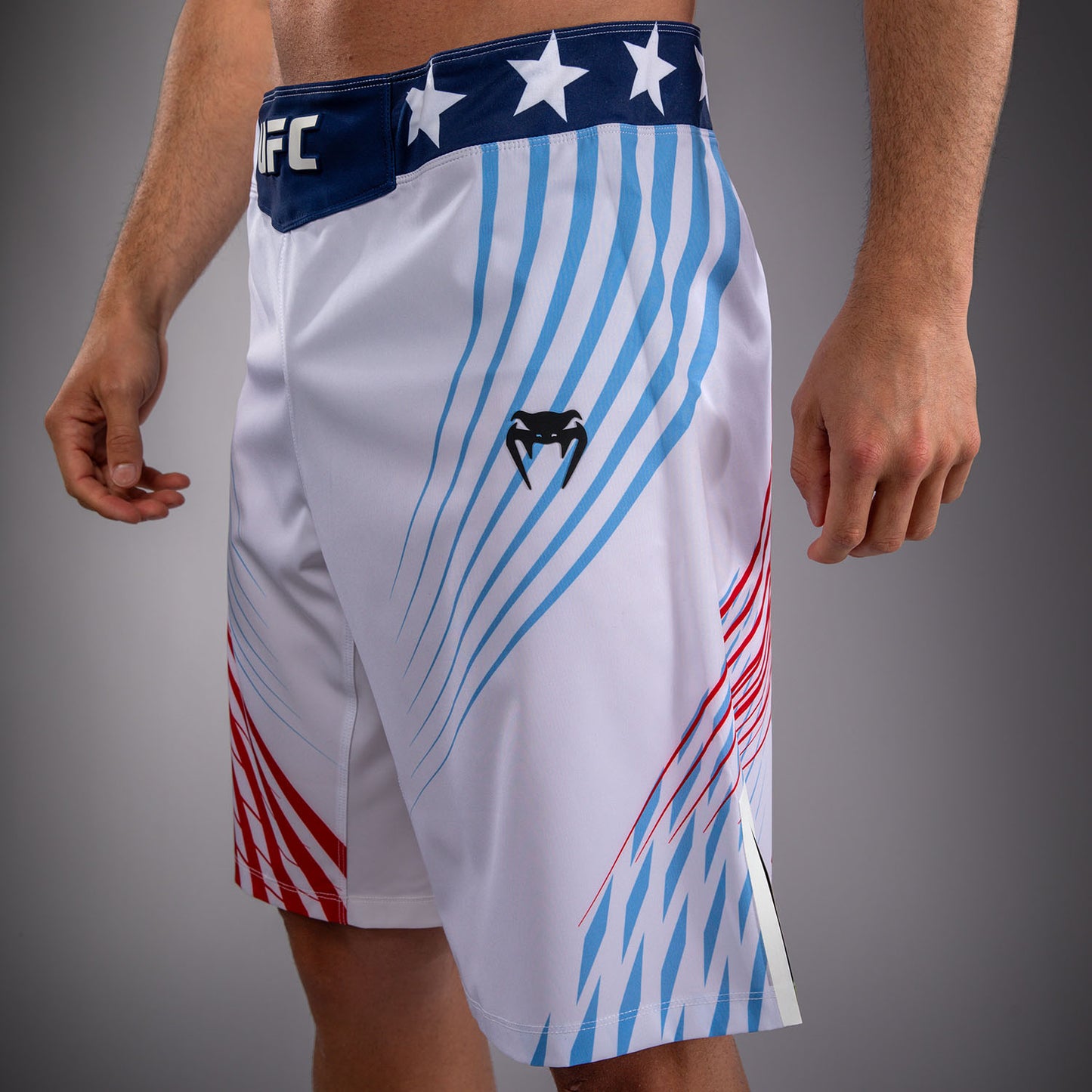 Official UFC Freedom 250 by Venum 男士 Authentic Fight Night 长款格斗短裤 - 白色