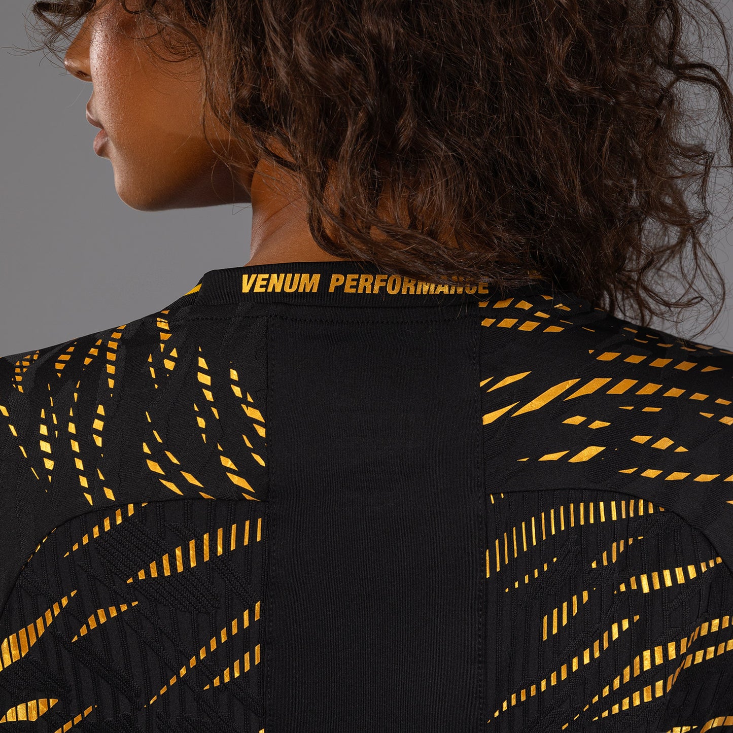 UFC Fusion by Venum Authentic Fight Night 女士款出场球衣 – 冠军
