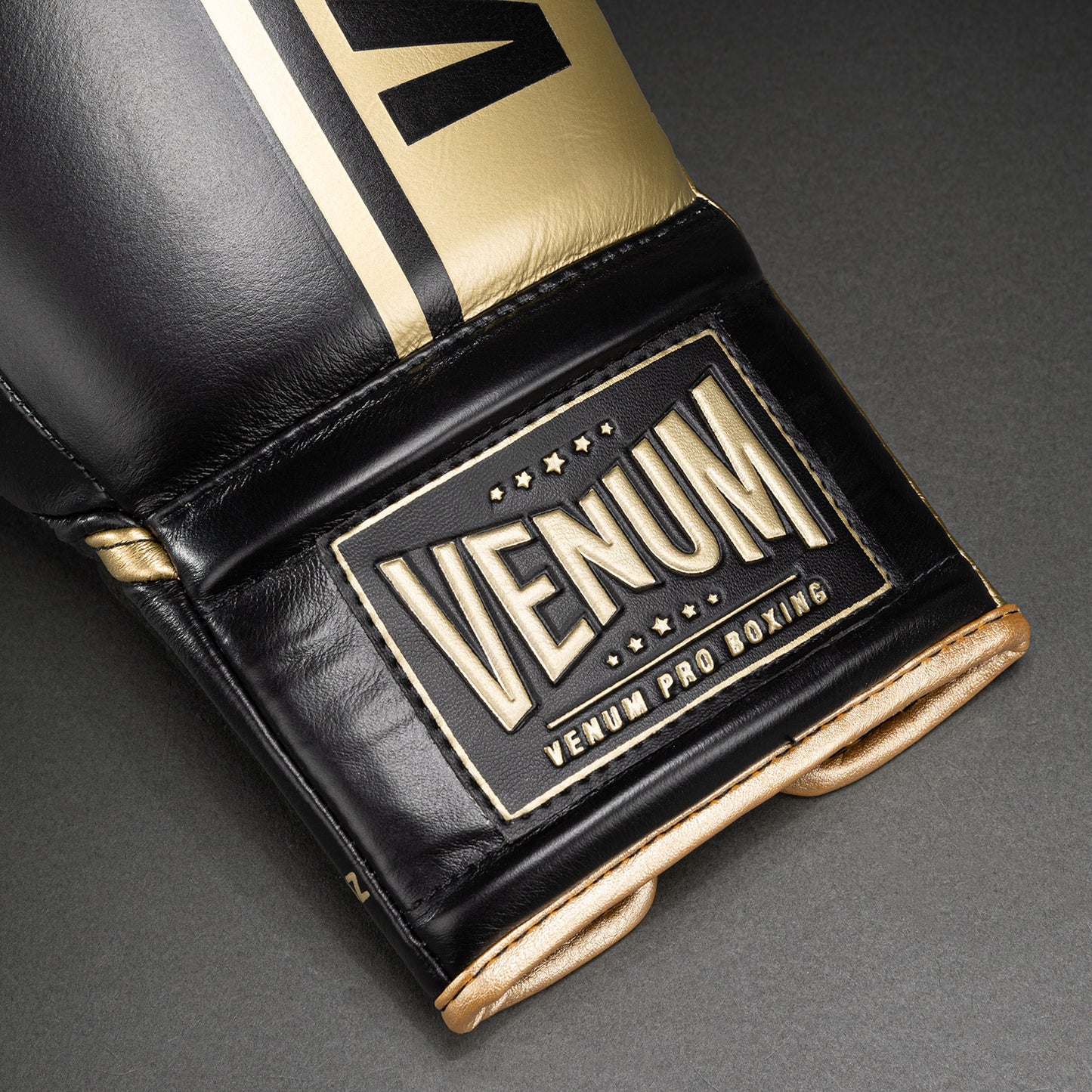 Venum Shield Pro 拳击手套带鞋带 – 黑色/金色