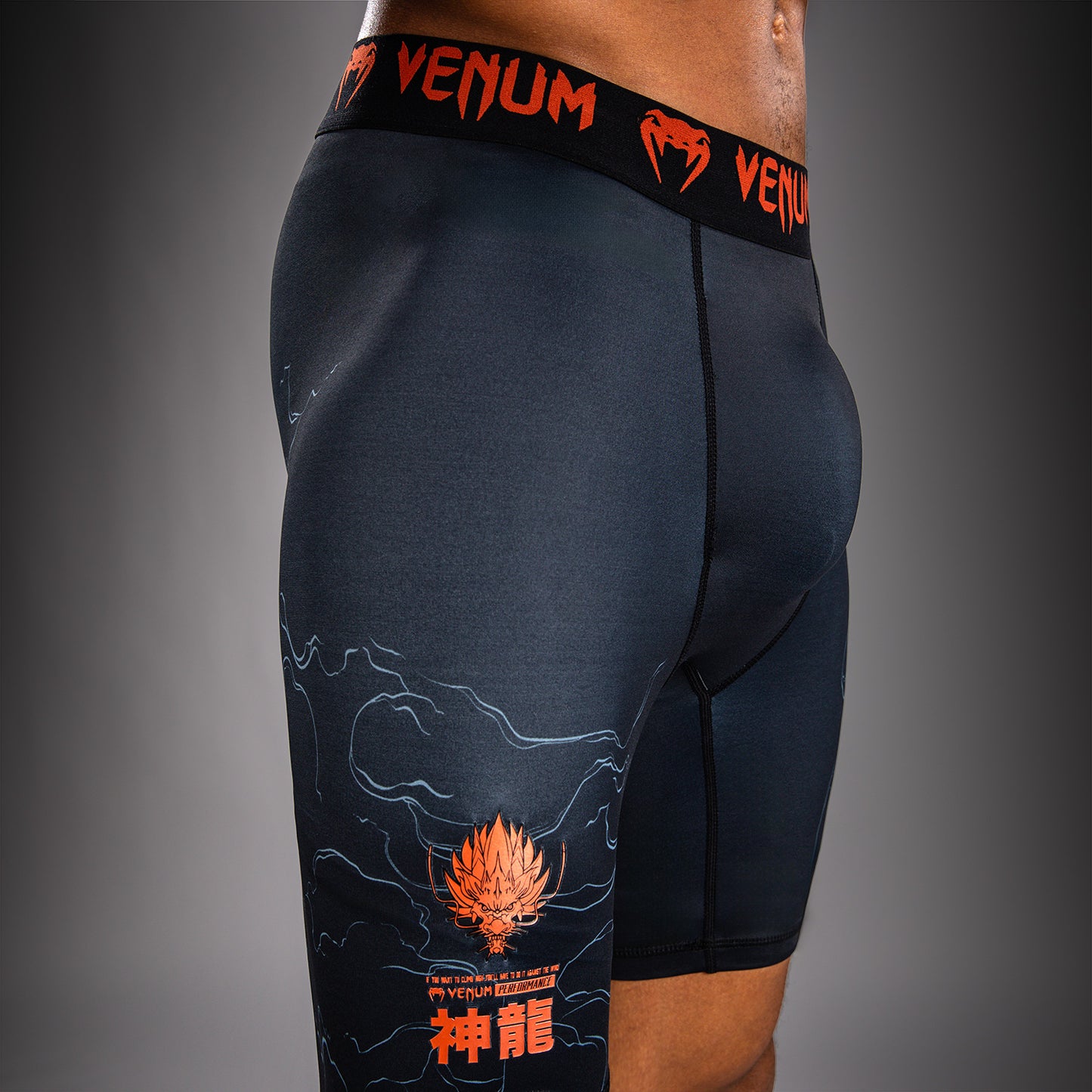 Venum Thunder Dragon 综合格斗短裤 – 黑色/灰色/铜色