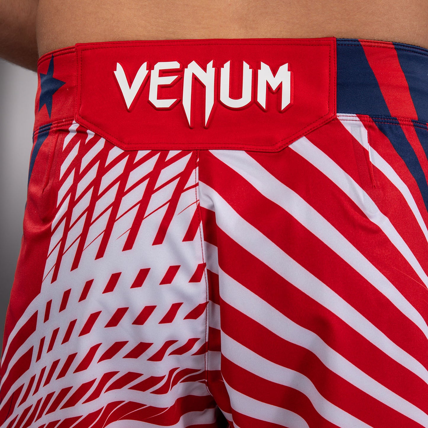 Official UFC Freedom 250 by Venum 男士 Authentic Fight Night 短款格斗短裤 - 红色
