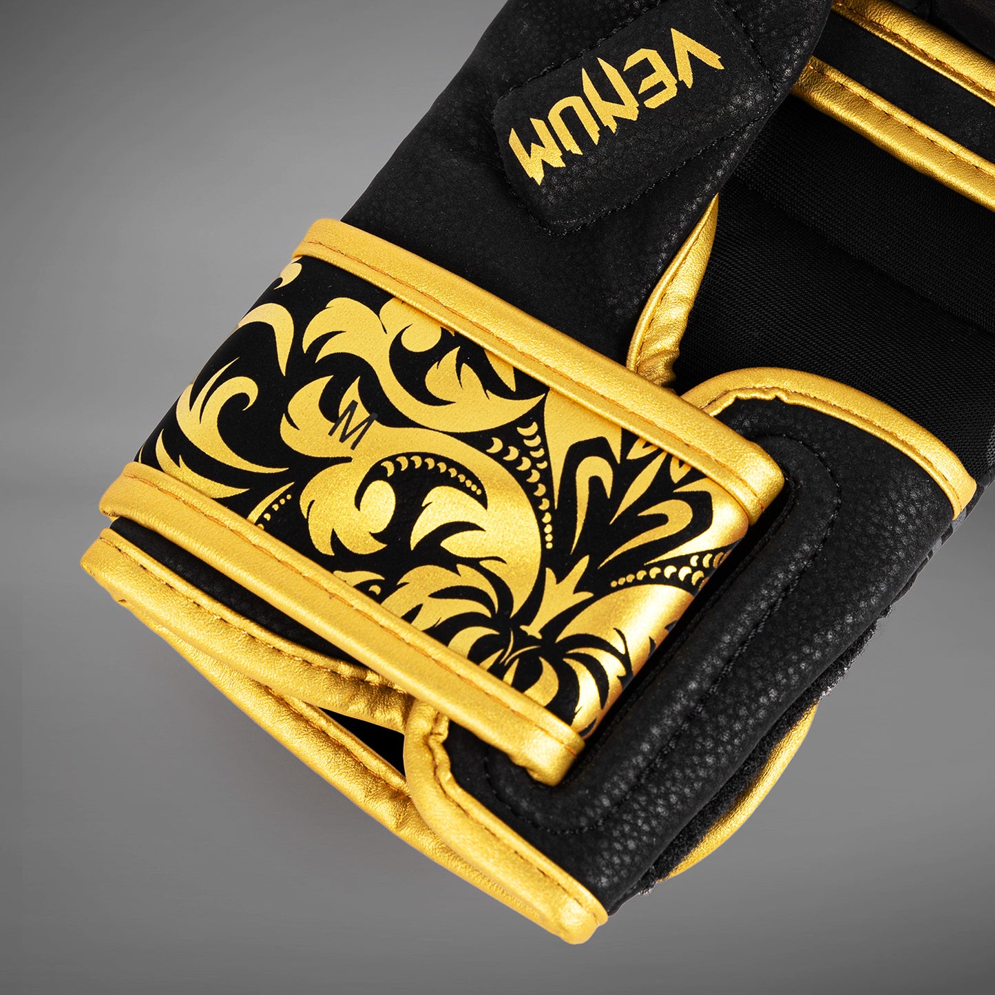 Venum x Topuria Unmatched Edition MMA实战手套 – 黑色/金色