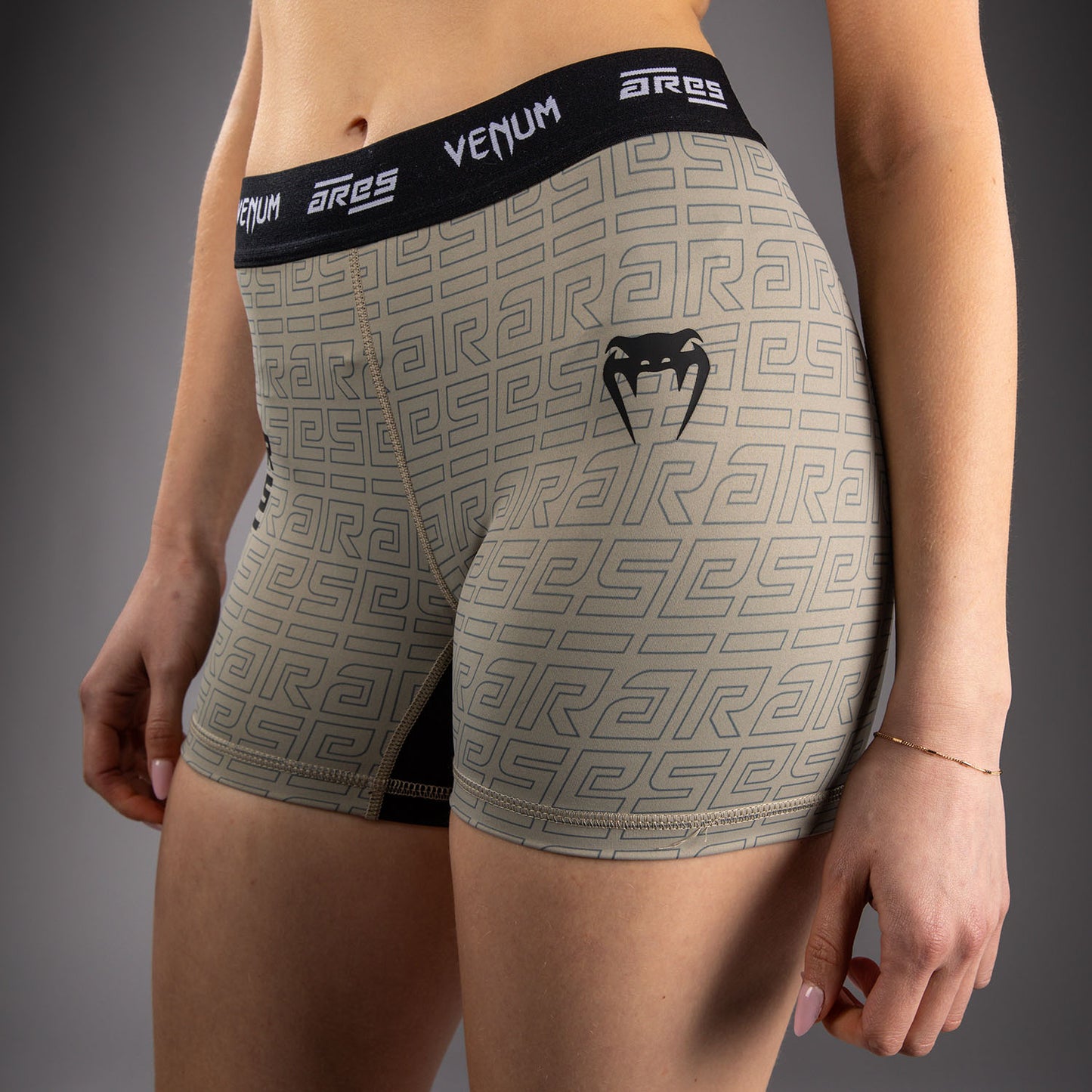 Venum x Ares 2.0 女士训练短裤 – 沙色