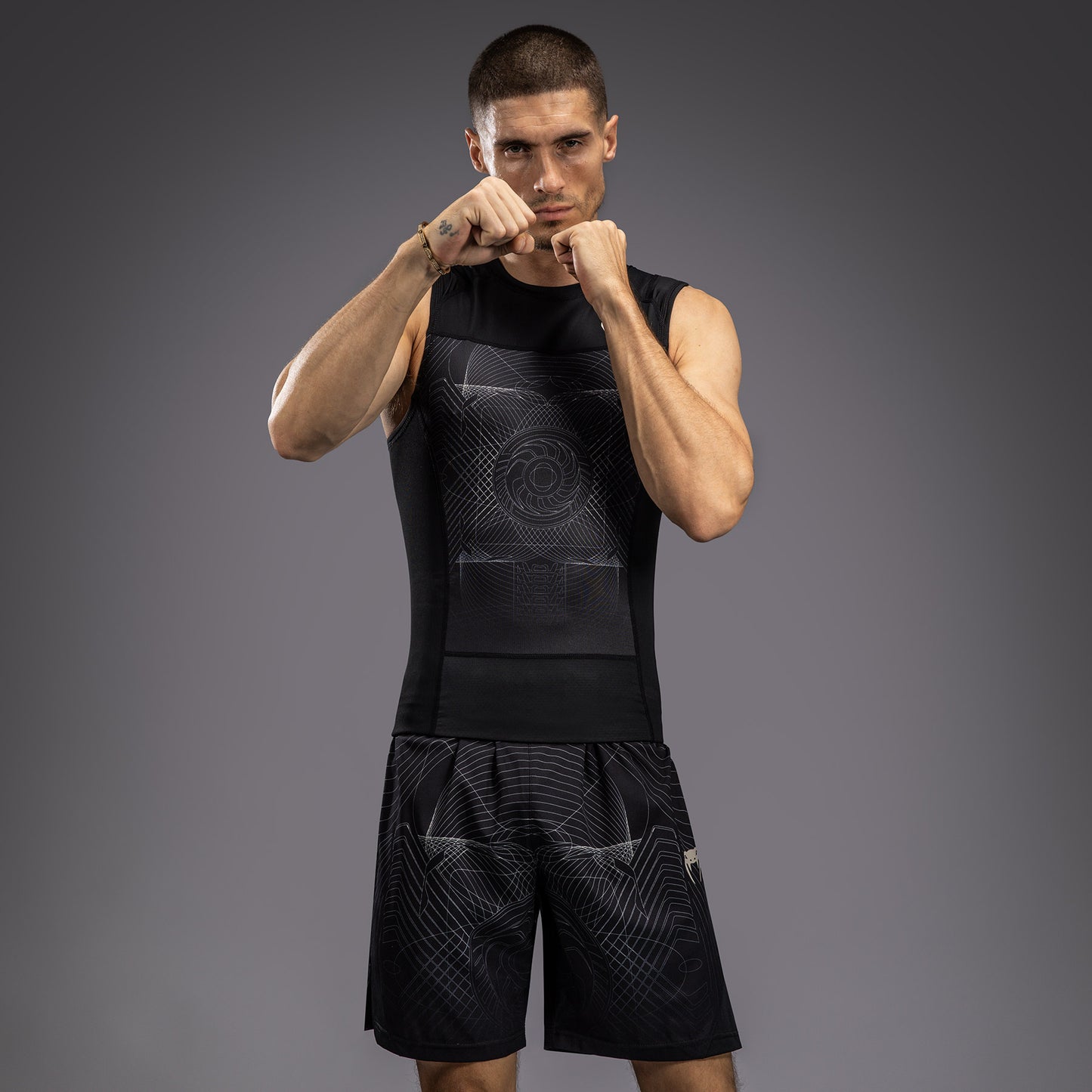 Venum G-Fit Air 男士无袖紧身防磨衣 – 深黑色/沙漠沙色