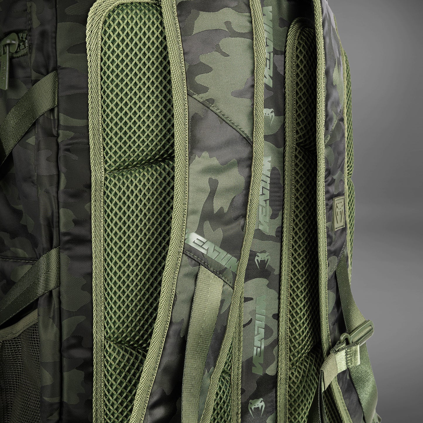 Venum Challenger Xtrem 背包 (50-63L) – 卡其色/迷彩色