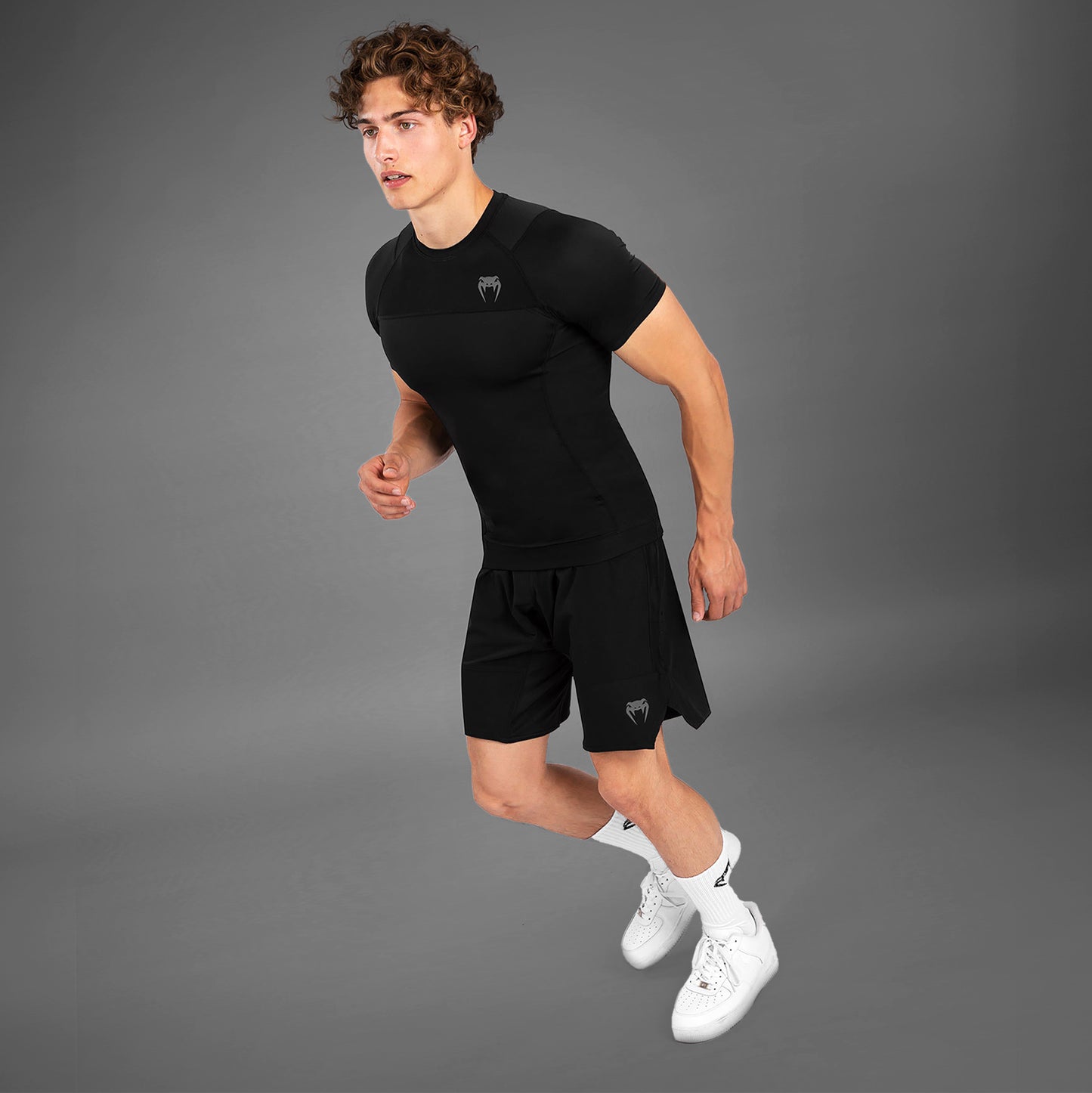 Venum G-Fit Air 紧身防磨衣短袖 – 黑色