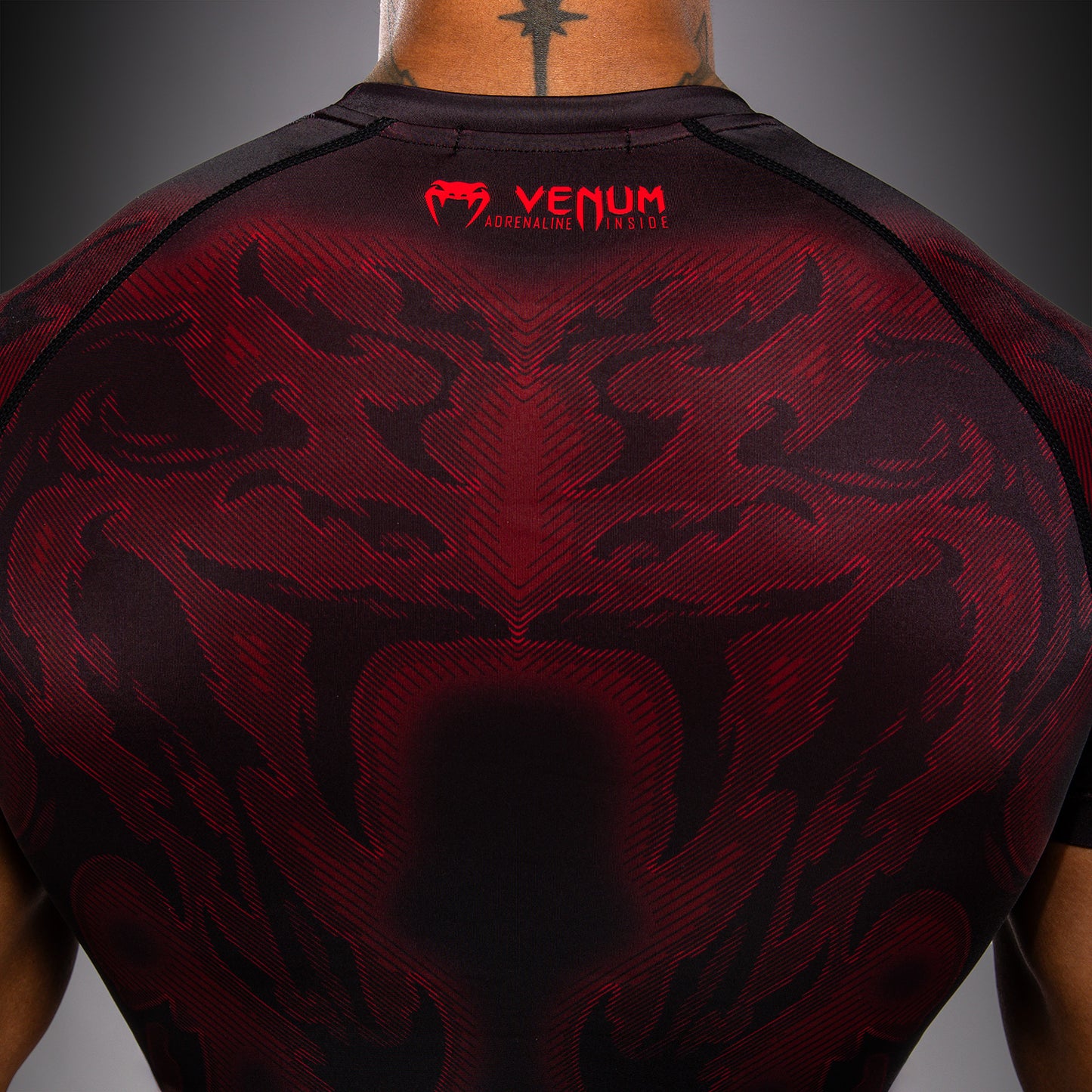 Venum Spectre 短袖紧身防磨衣 – 黑色/红色