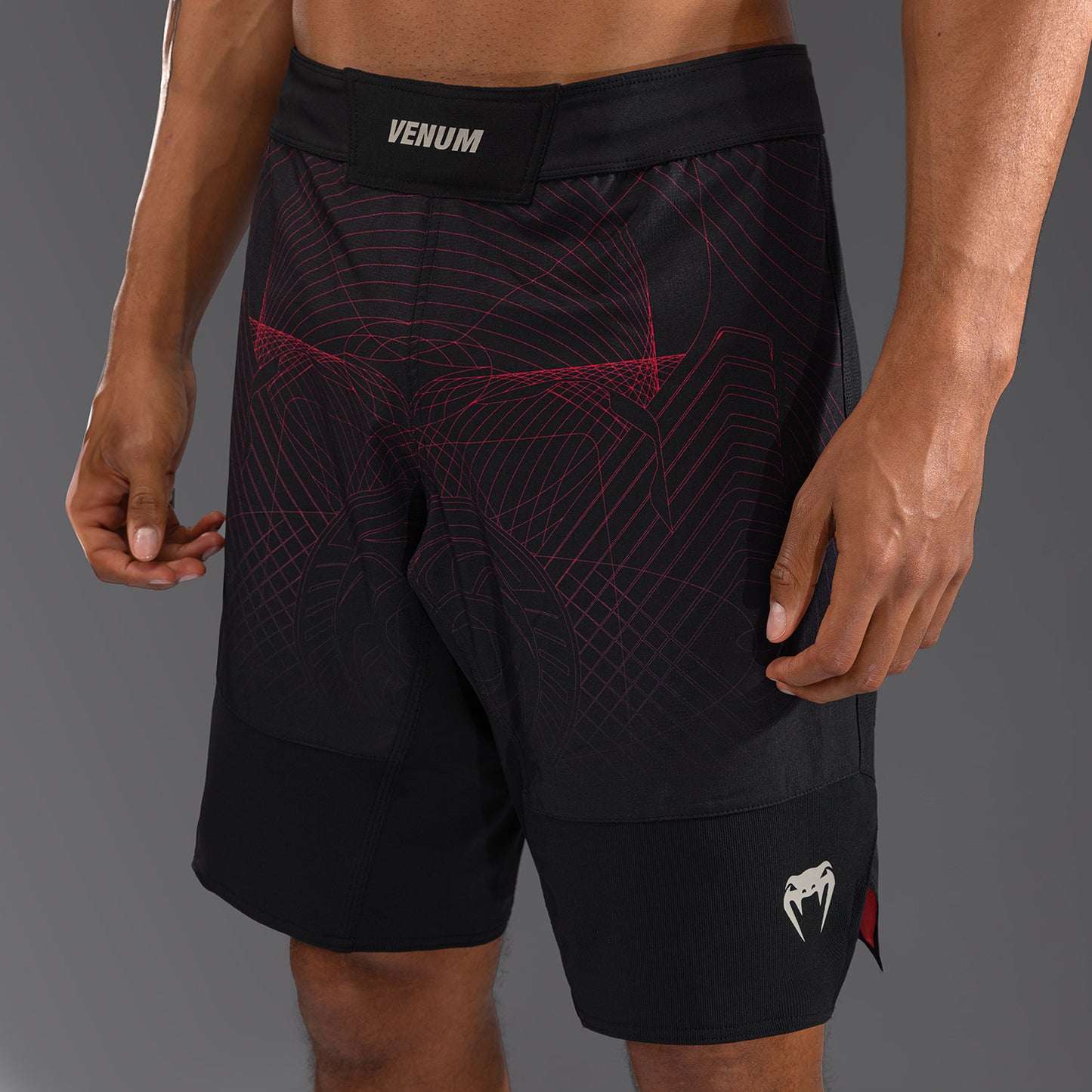 Venum G-Fit Air 男士格斗短裤 – 深黑色/火红色