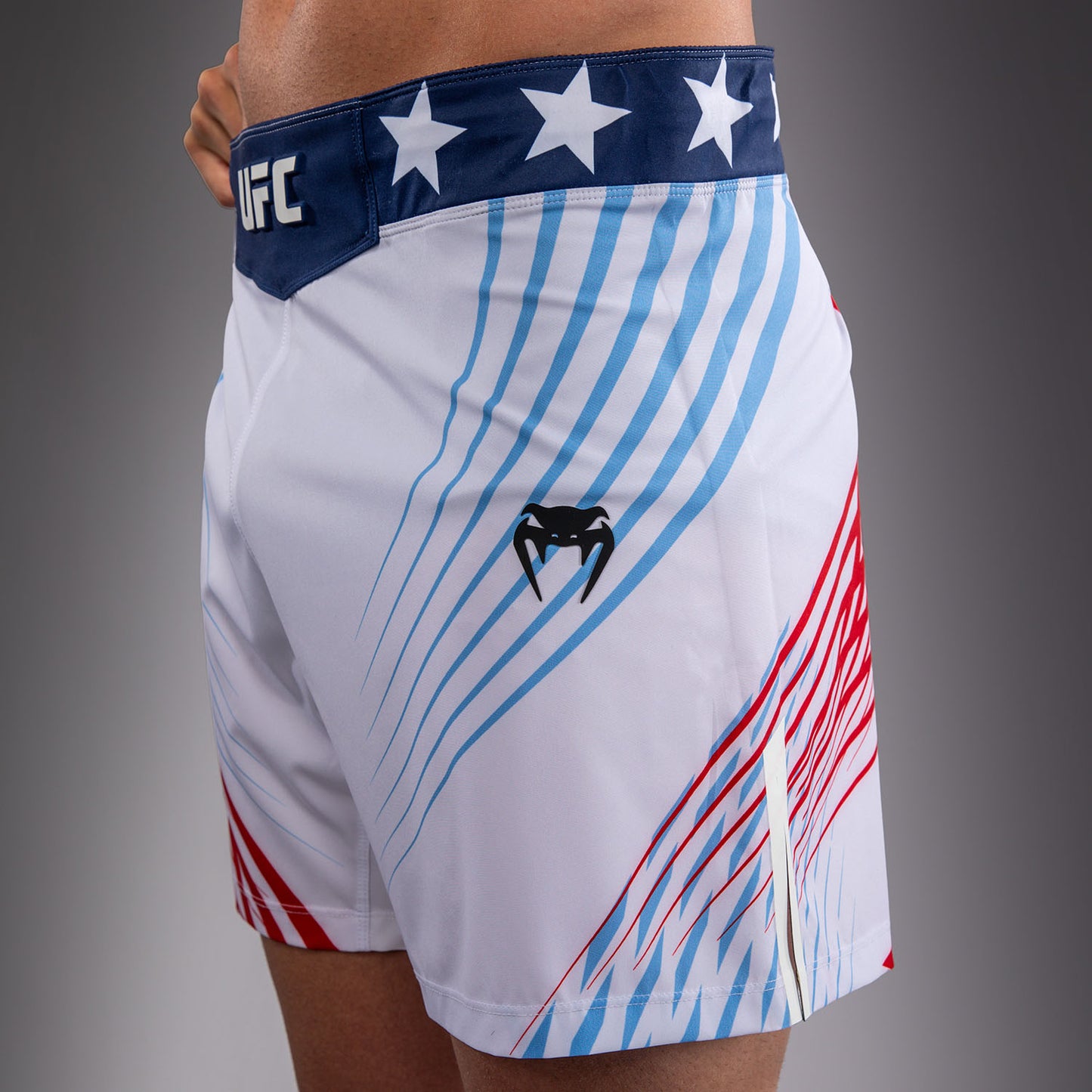 Official UFC Freedom 250 by Venum 男士 Authentic Fight Night 短款格斗短裤 - 白色