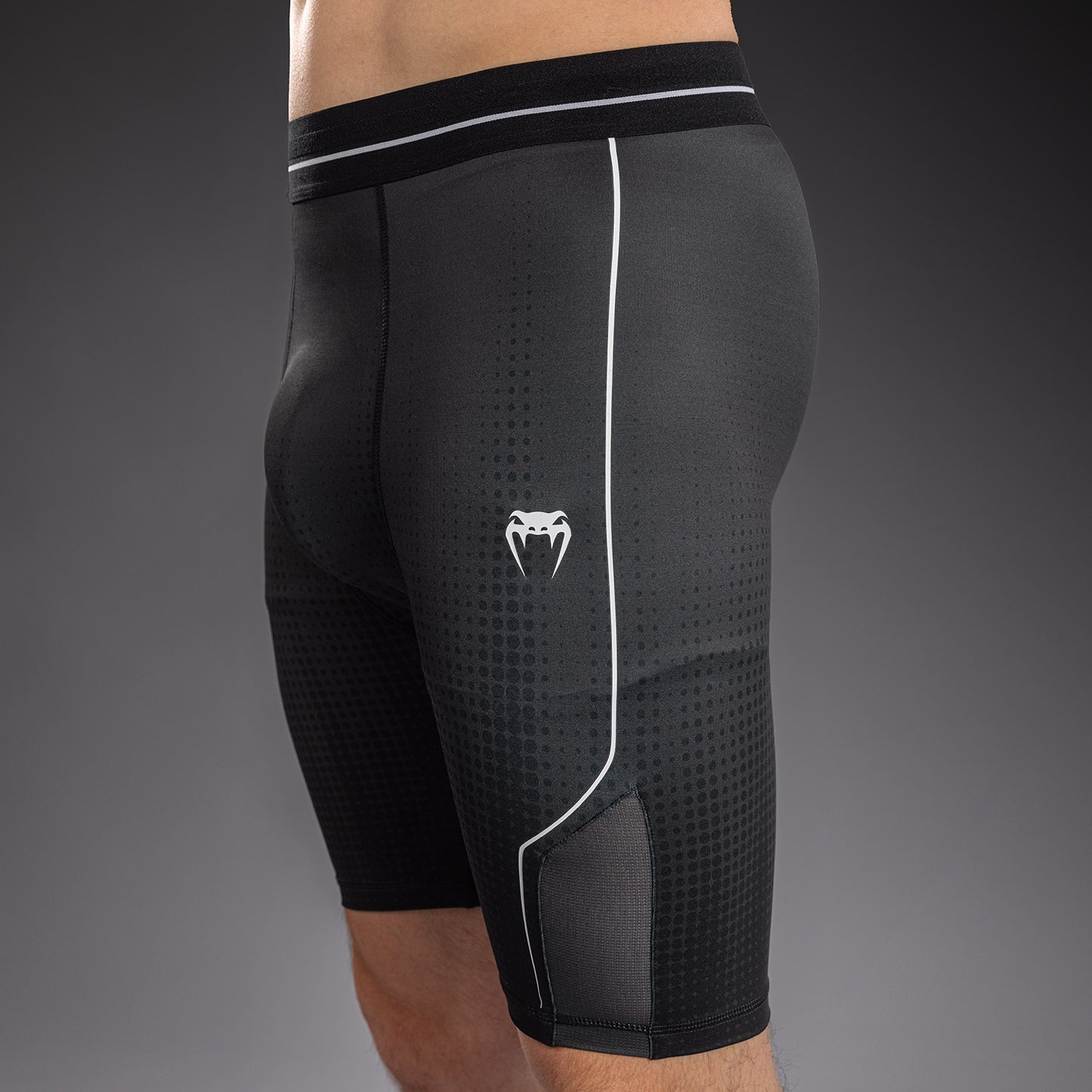 Venum Stealth Vale Tudo 综合格斗短裤 – 黑色/白色