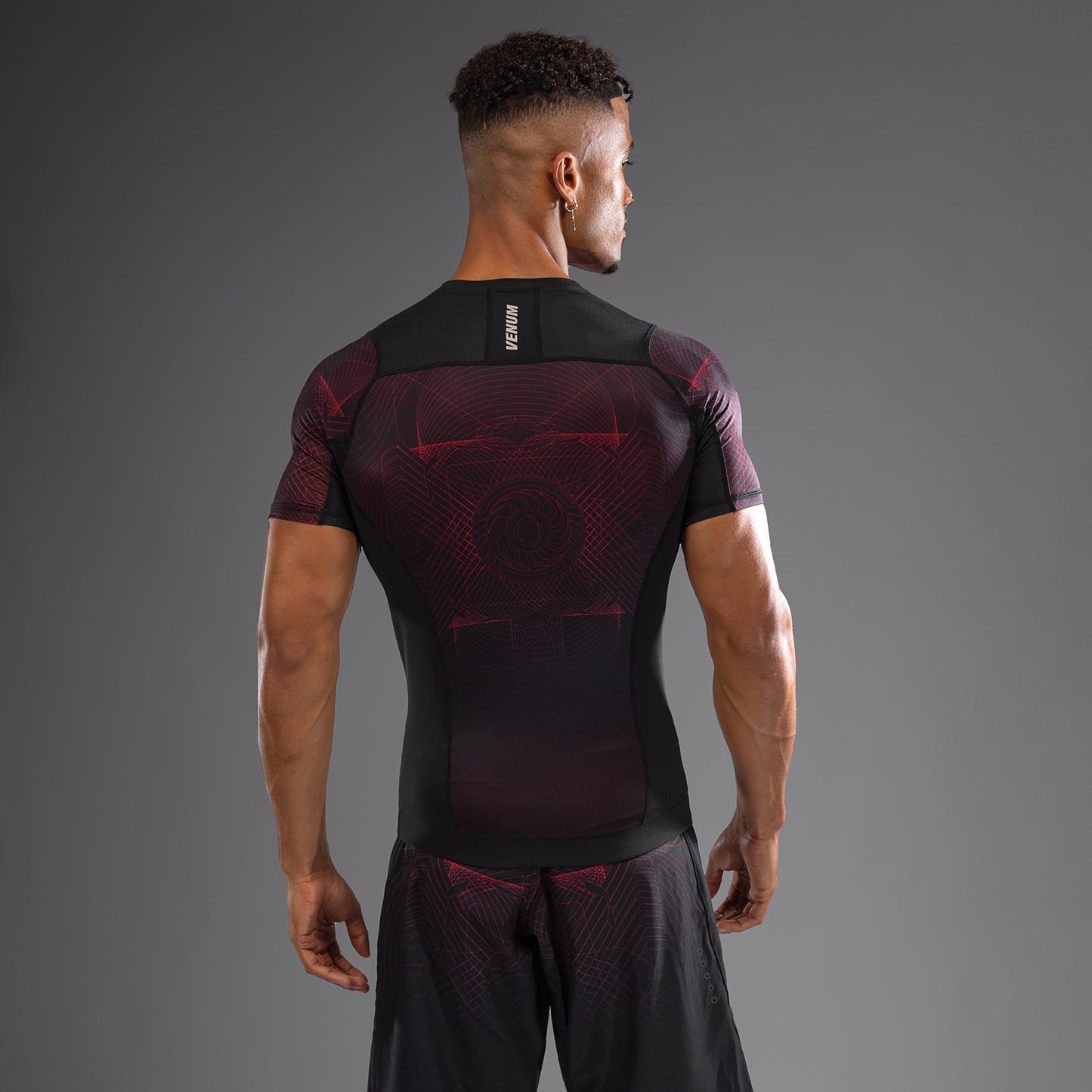 Venum G-Fit Air 男士短袖紧身防磨衣 – 深黑色/火红色