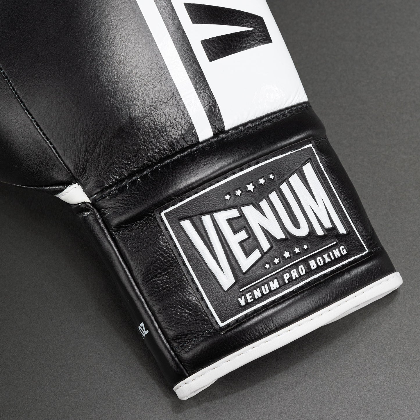 Venum Shield Pro 拳击手套带系带 – 黑色/白色
