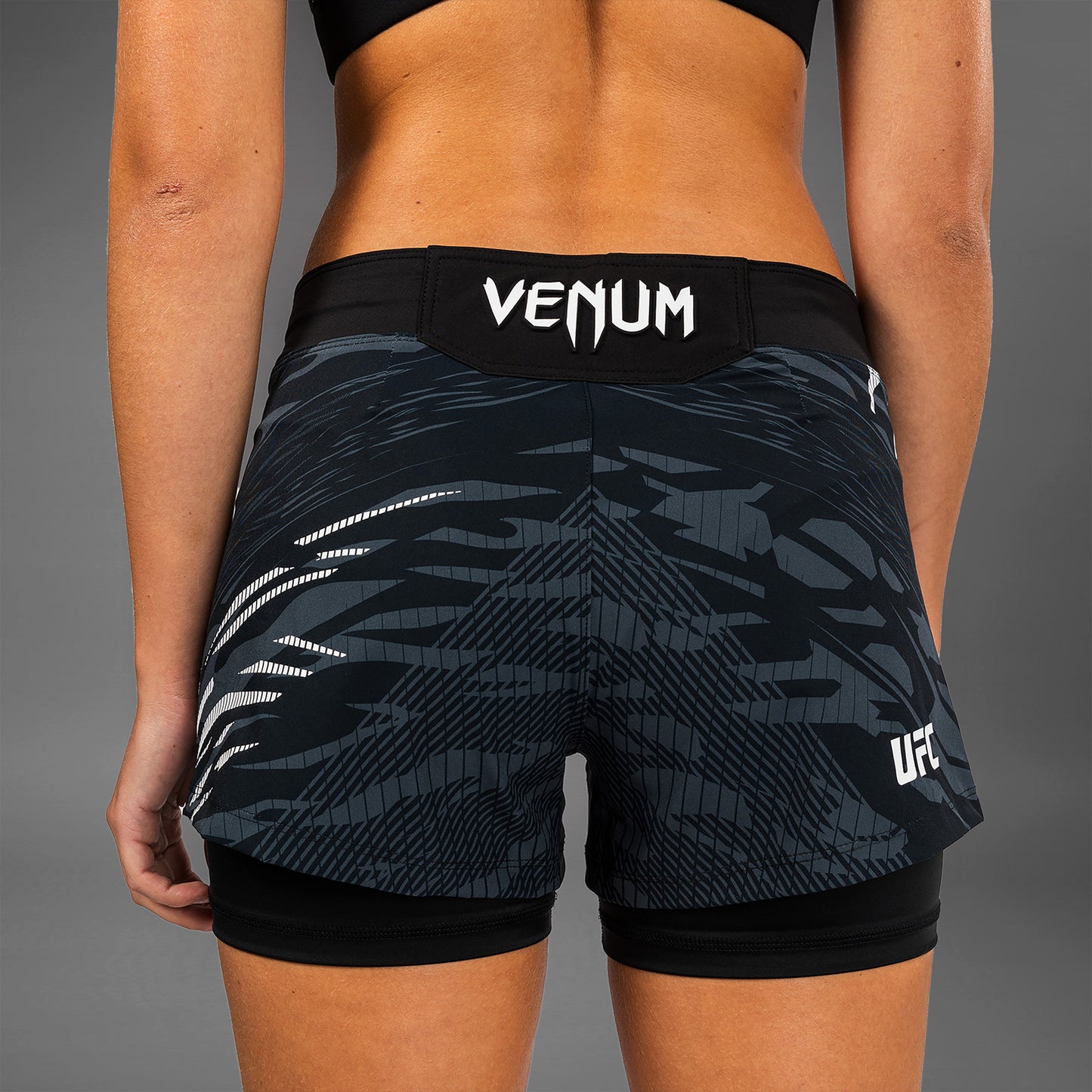 UFC Fusion by Venum Authentic Fight Night 女士格斗短裤 – 黑色