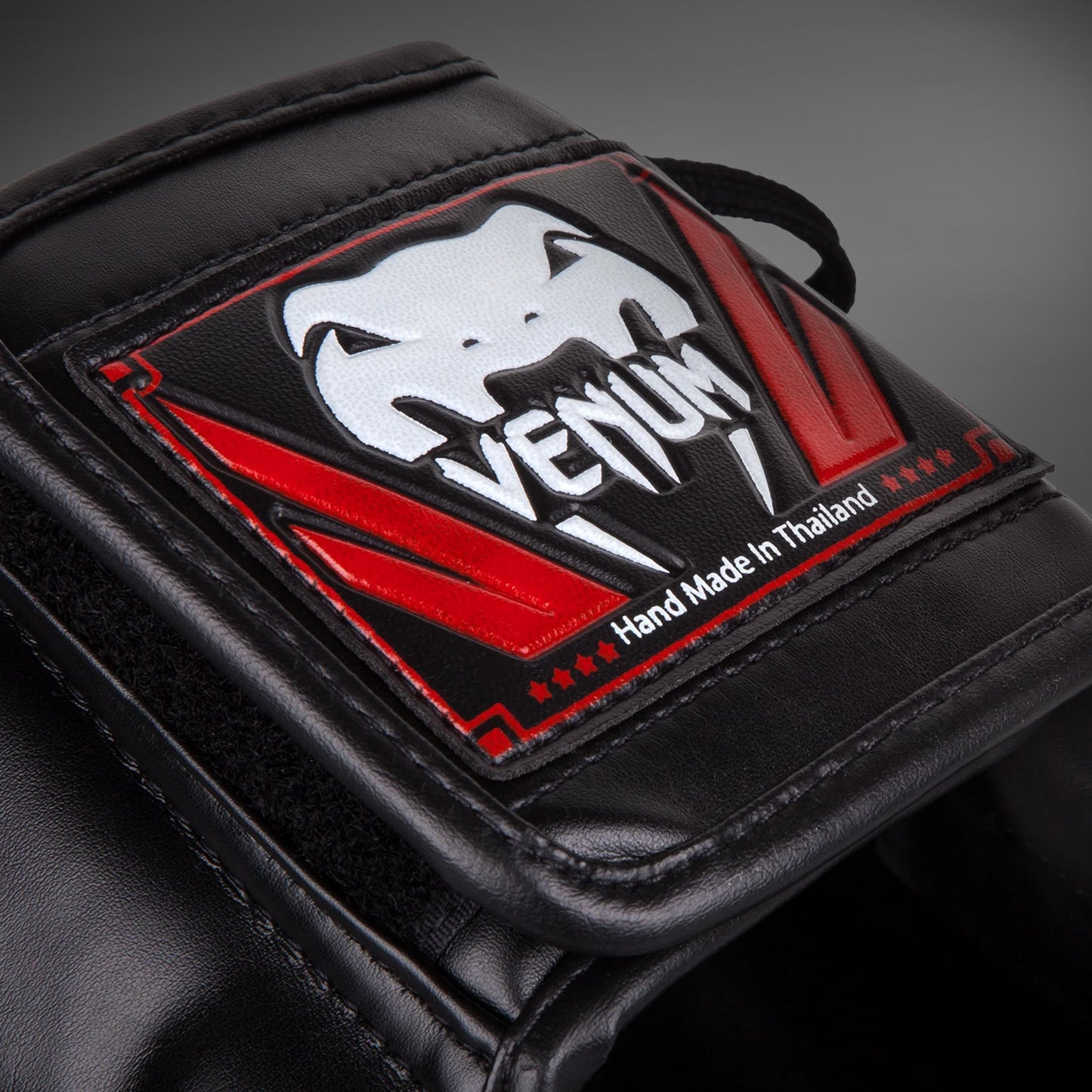 Venum Elite 铁质头盔 – 黑色