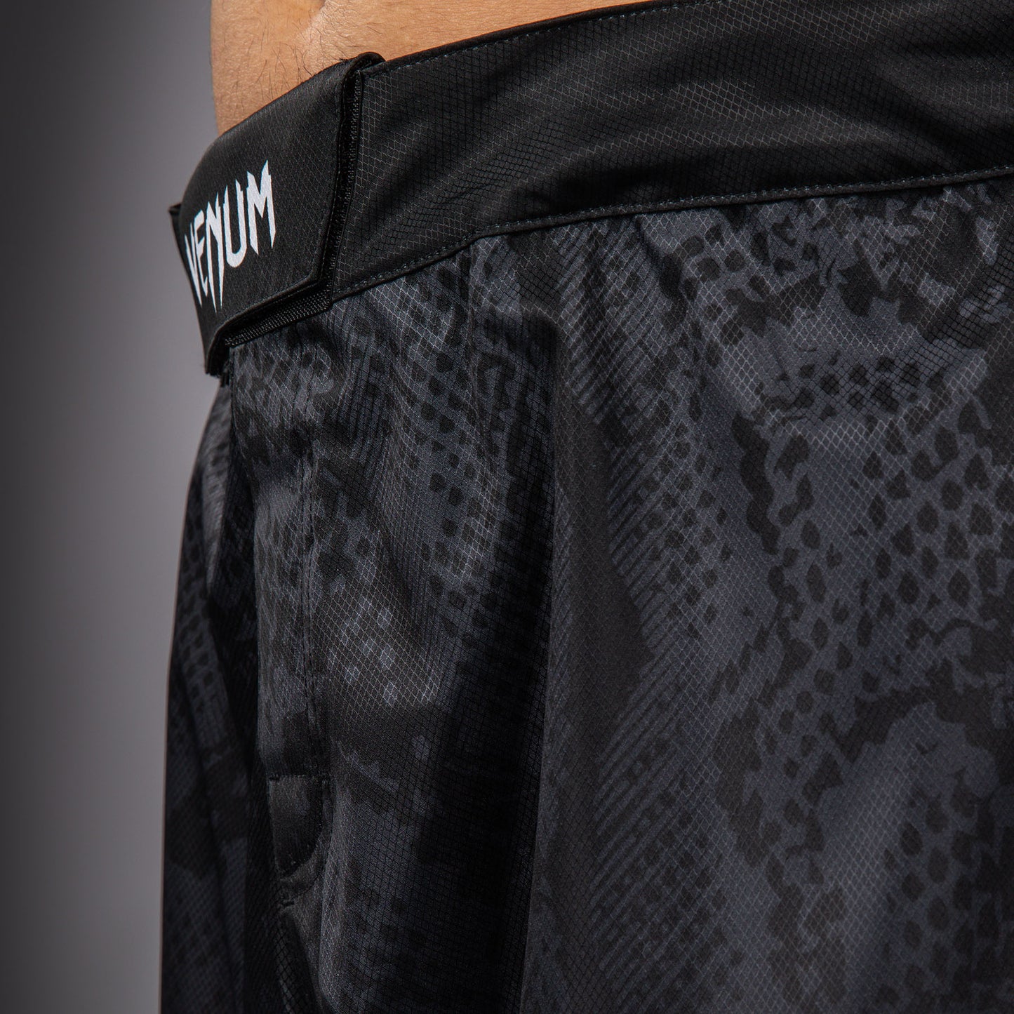 Venum Black Viper 格斗短裤 – 黑色