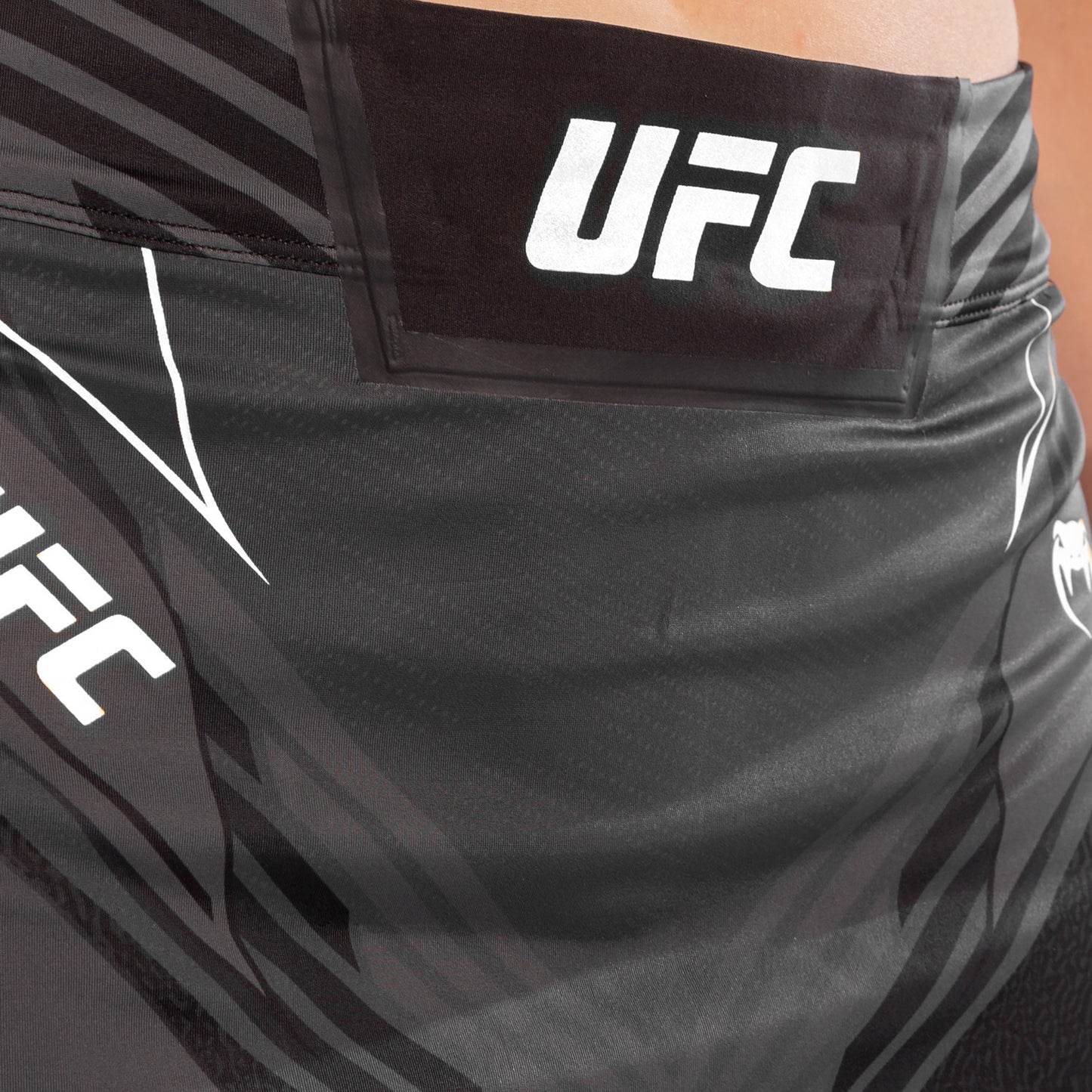 UFC Venum Authentic Fight Night 女士格斗短裙 – 黑色