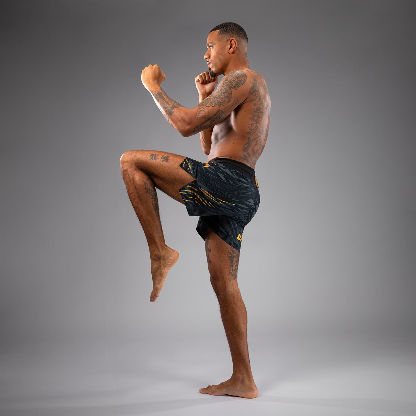 UFC Fusion by Venum Authentic Fight Night 男士格斗短裤 – 短版 – 冠军款