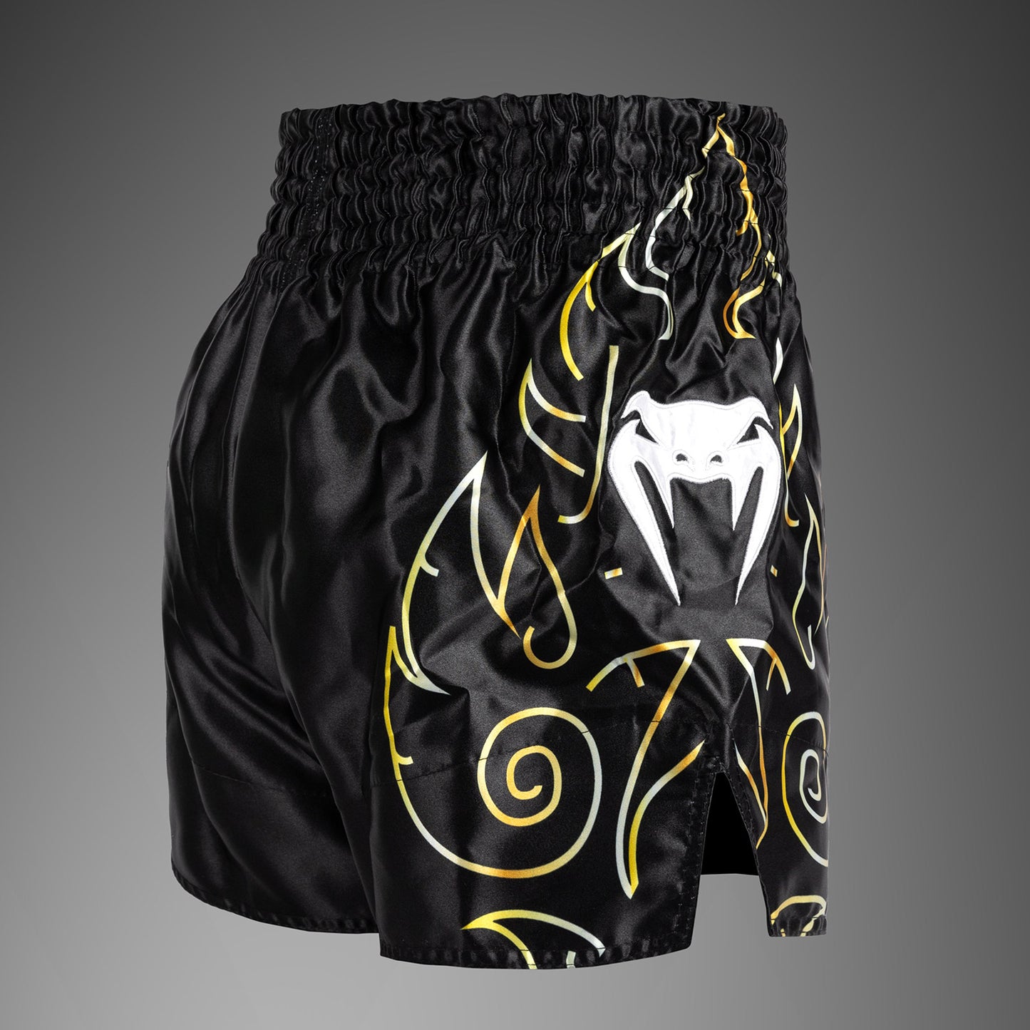 Venum VTC Flames 泰拳短裤 – 黑色/金色