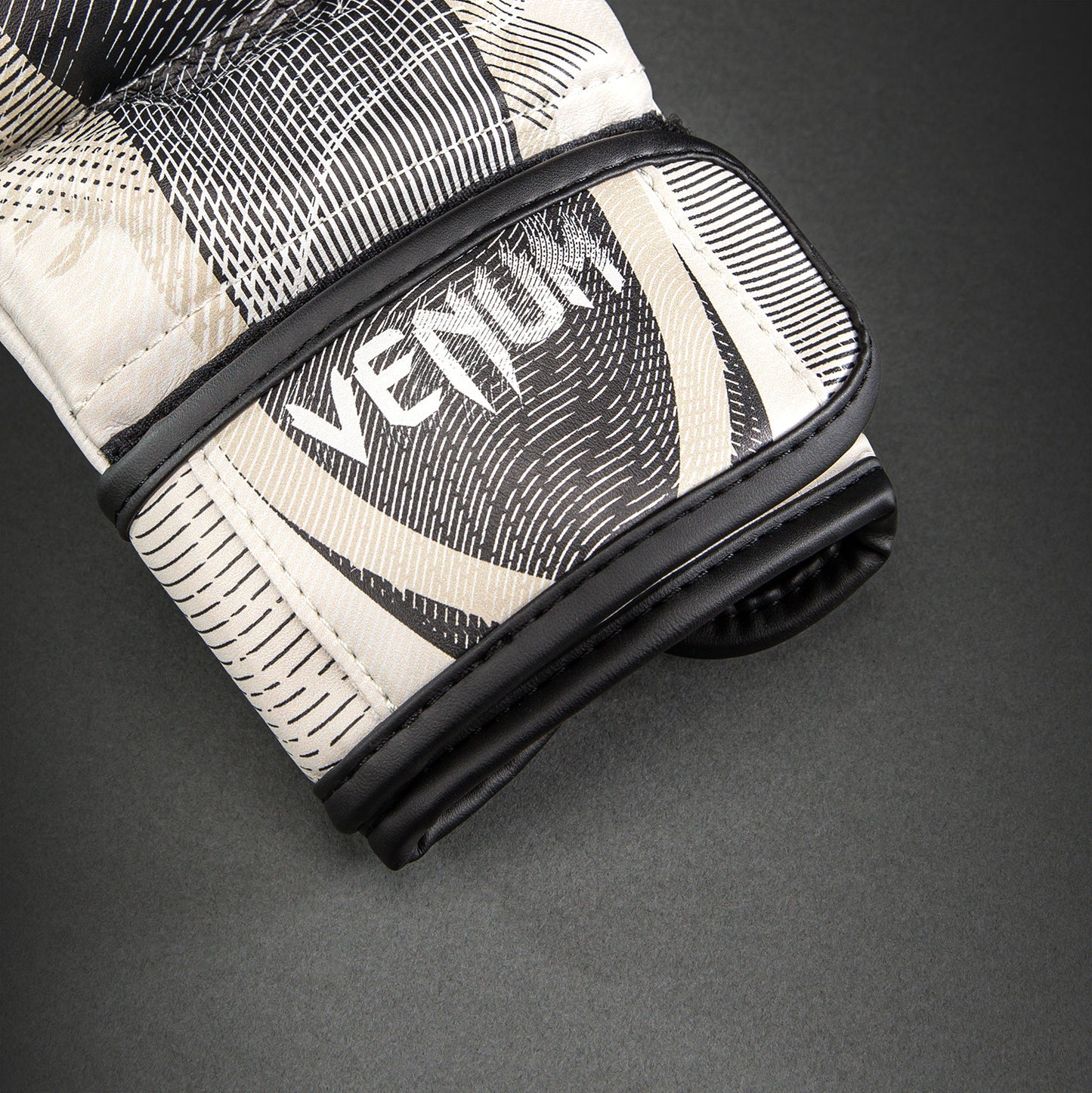 Venum Galactic 3.0 陪练手套 - 米白色/黑色