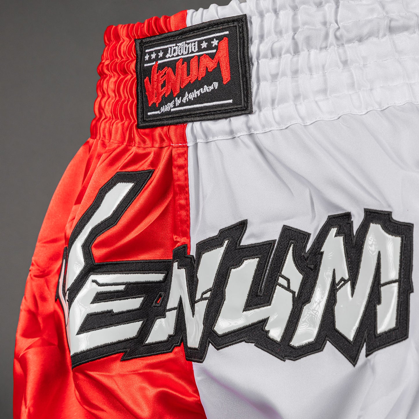 Venum Inferno 2.0 泰拳短裤 – 红色/白色