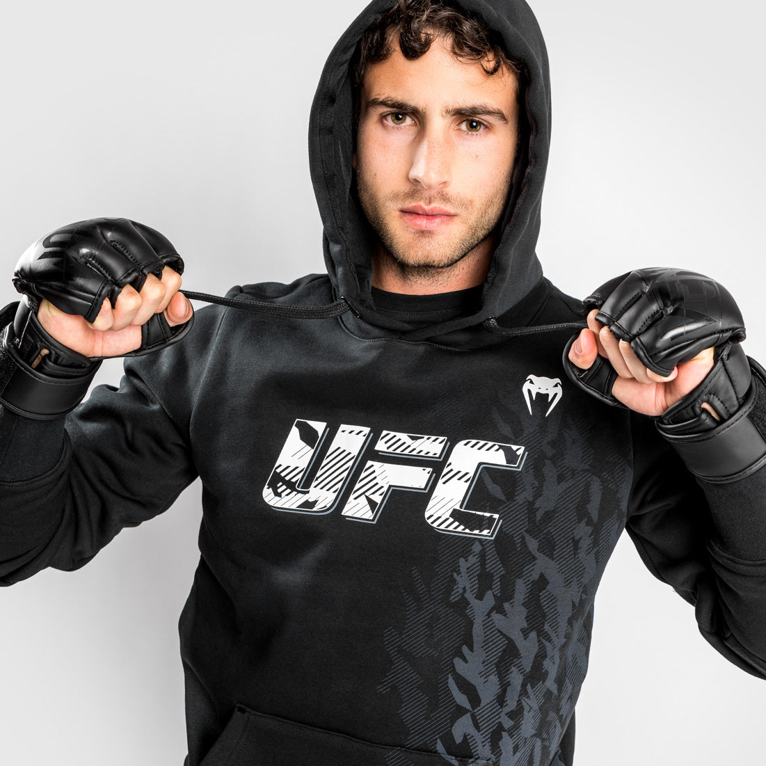 UFC Venum Authentic Fight Week 男士款连帽衫 – 黑色