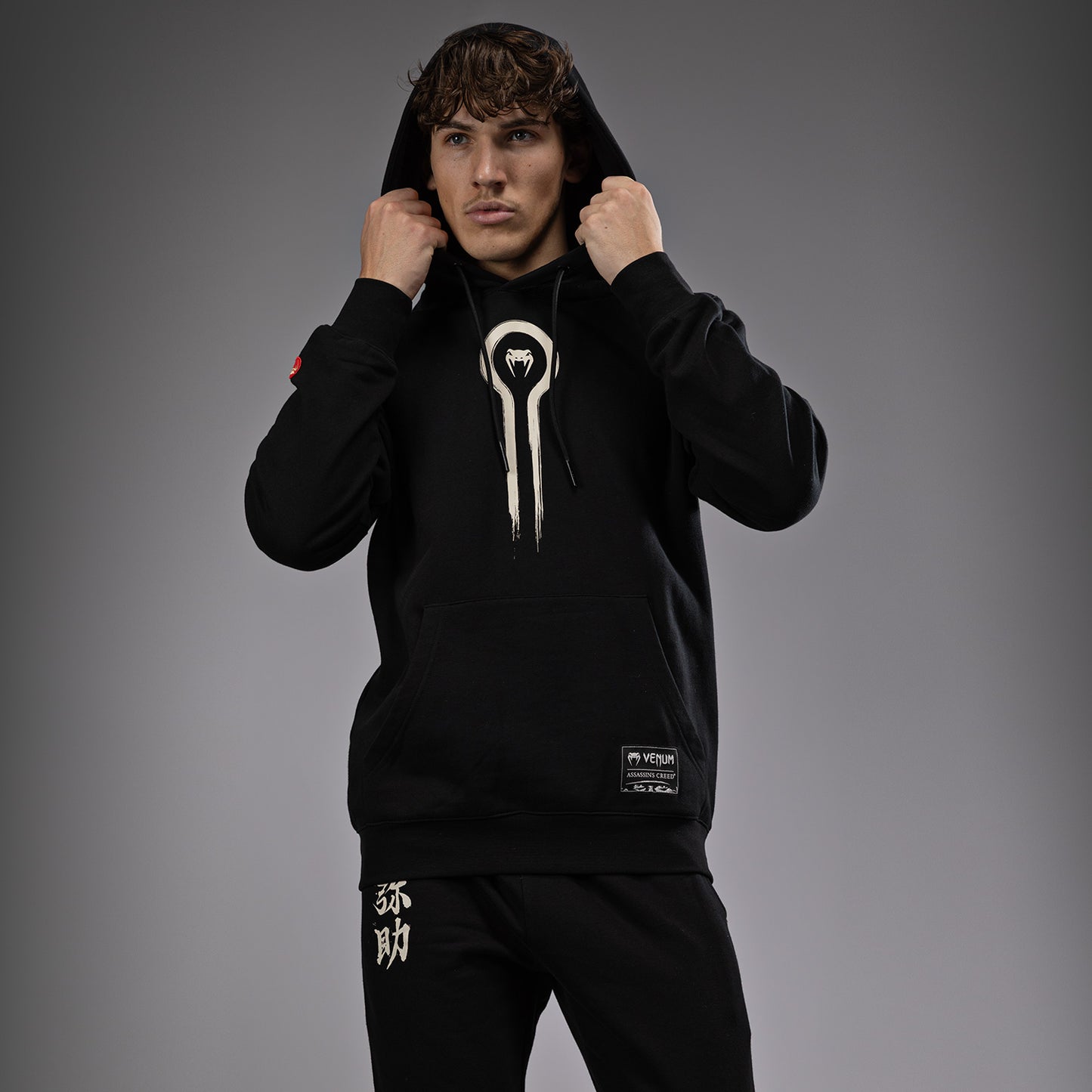 Venum x Assassin's Creed Shadows 连帽衫 – 黑色