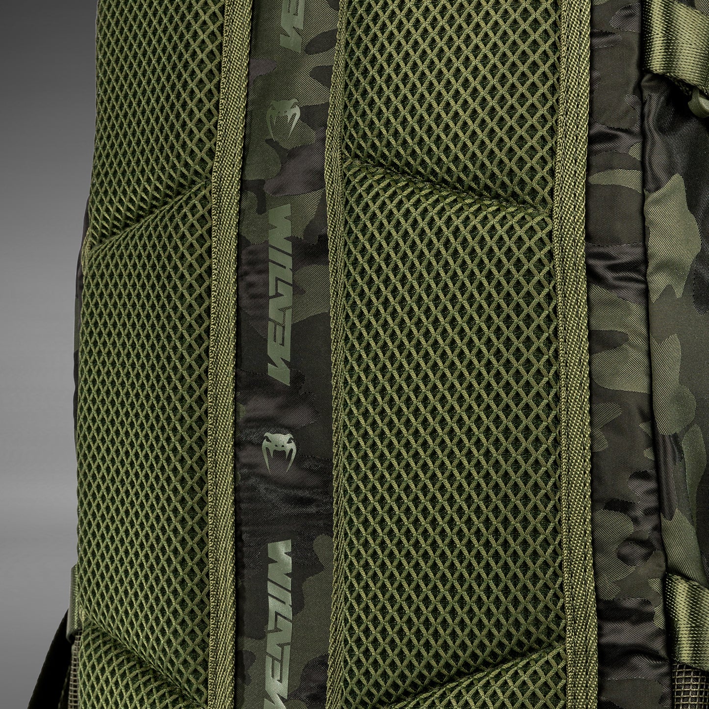 Venum Challenger Pro 背包 (20-25L) – 卡其色/迷彩色